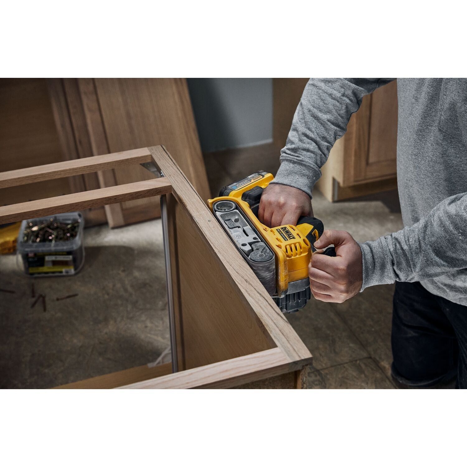 https://api.mastertools.nl/media/catalog/product/cache/4ac98b0d5e81b56bd000310ba88c60e0/d/e/dewalt-dcw220nt-accu-bandschuurmachine-75x533mm-brushless-18v-xr-basic-body-in-tstak-5035048793848-mastertools_nl-10.jpg