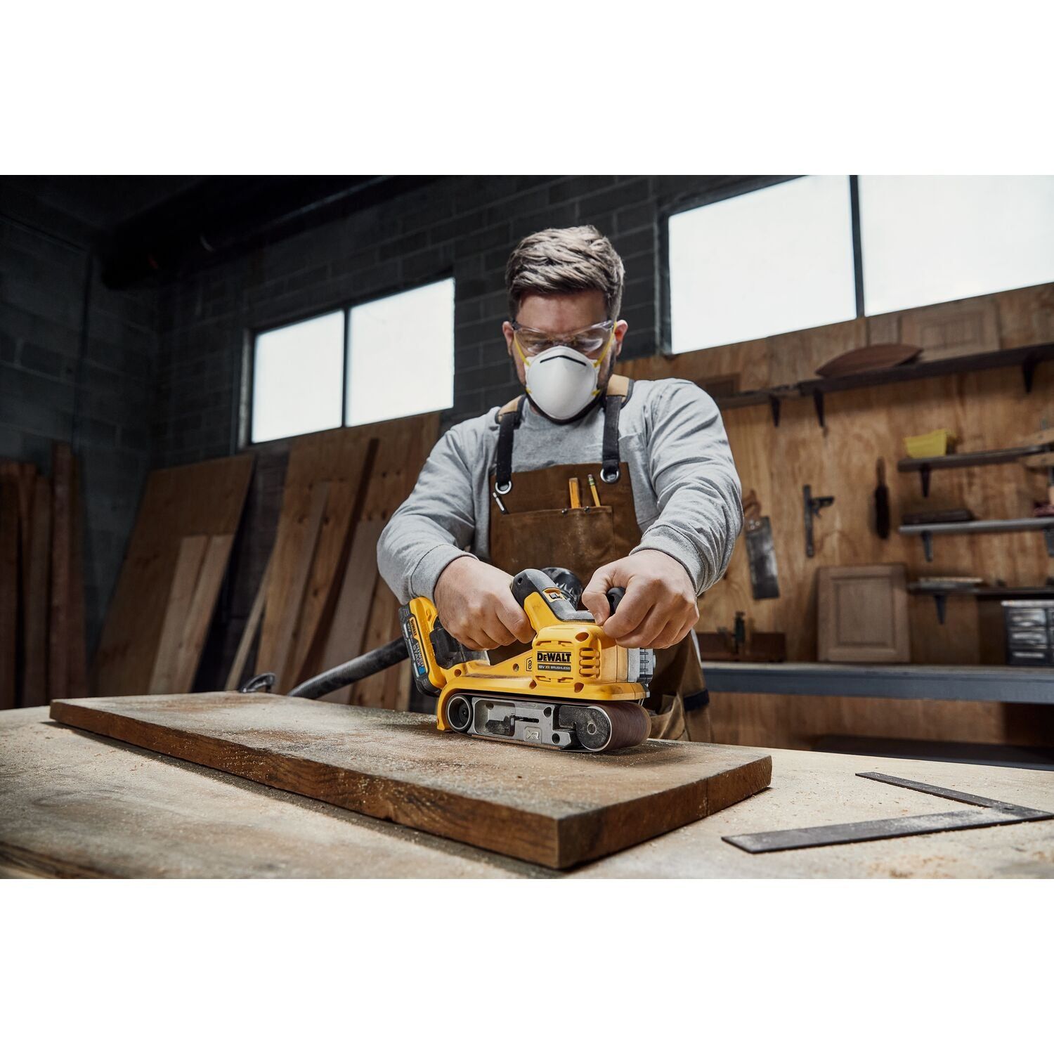 https://api.mastertools.nl/media/catalog/product/cache/4ac98b0d5e81b56bd000310ba88c60e0/d/e/dewalt-dcw220nt-accu-bandschuurmachine-75x533mm-brushless-18v-xr-basic-body-in-tstak-5035048793848-mastertools_nl-11.jpg