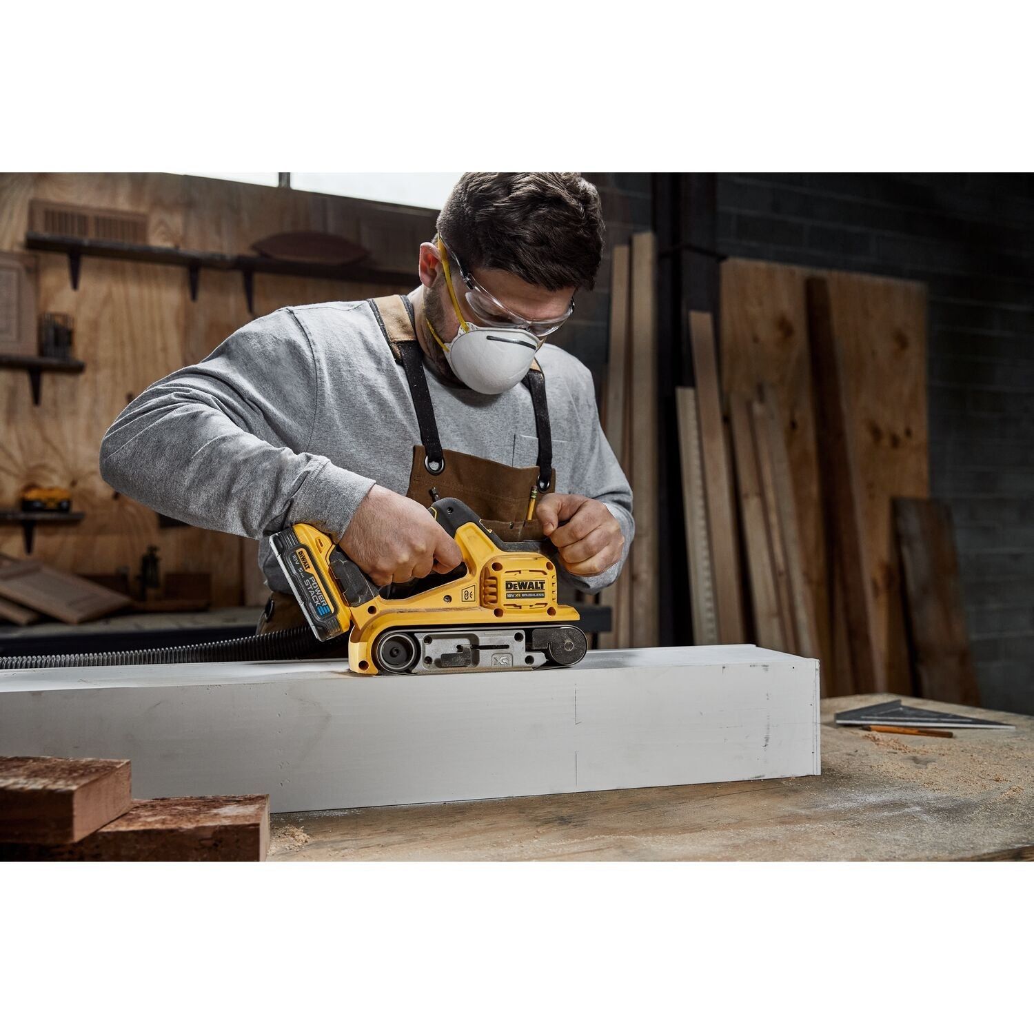 https://api.mastertools.nl/media/catalog/product/cache/4ac98b0d5e81b56bd000310ba88c60e0/d/e/dewalt-dcw220nt-accu-bandschuurmachine-75x533mm-brushless-18v-xr-basic-body-in-tstak-5035048793848-mastertools_nl-12.jpg