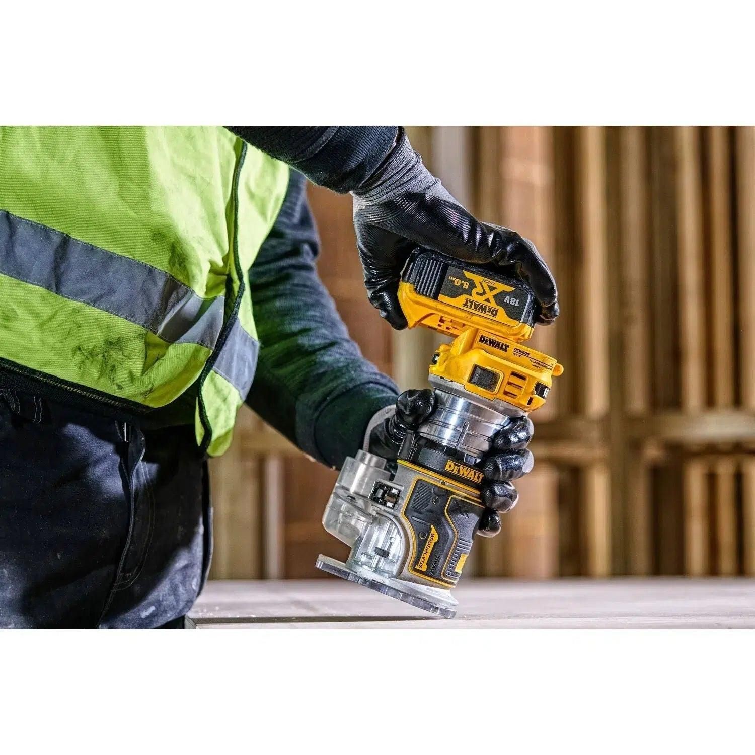 https://api.mastertools.nl/media/catalog/product/cache/4ac98b0d5e81b56bd000310ba88c60e0/d/e/dewalt-dcw604p2-accu-boven-en-kantenfrees-18v-5_0ah-li-ion-in-tstak-5035048711835-mastertools_nl-5.jpg