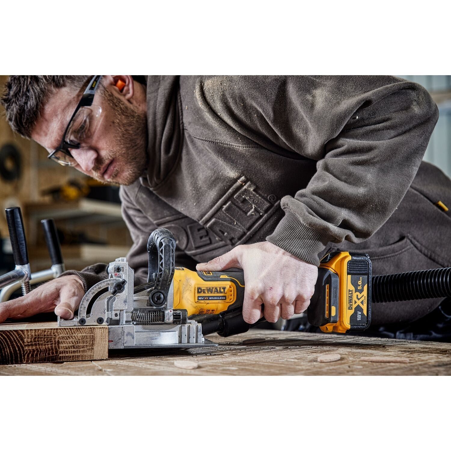 https://api.mastertools.nl/media/catalog/product/cache/4ac98b0d5e81b56bd000310ba88c60e0/d/e/dewalt-dcw682nt-brushless-accu-lamellenfrees-18v-in-tstak-basic-body-5035048752920-mastertools_nl-13.jpg
