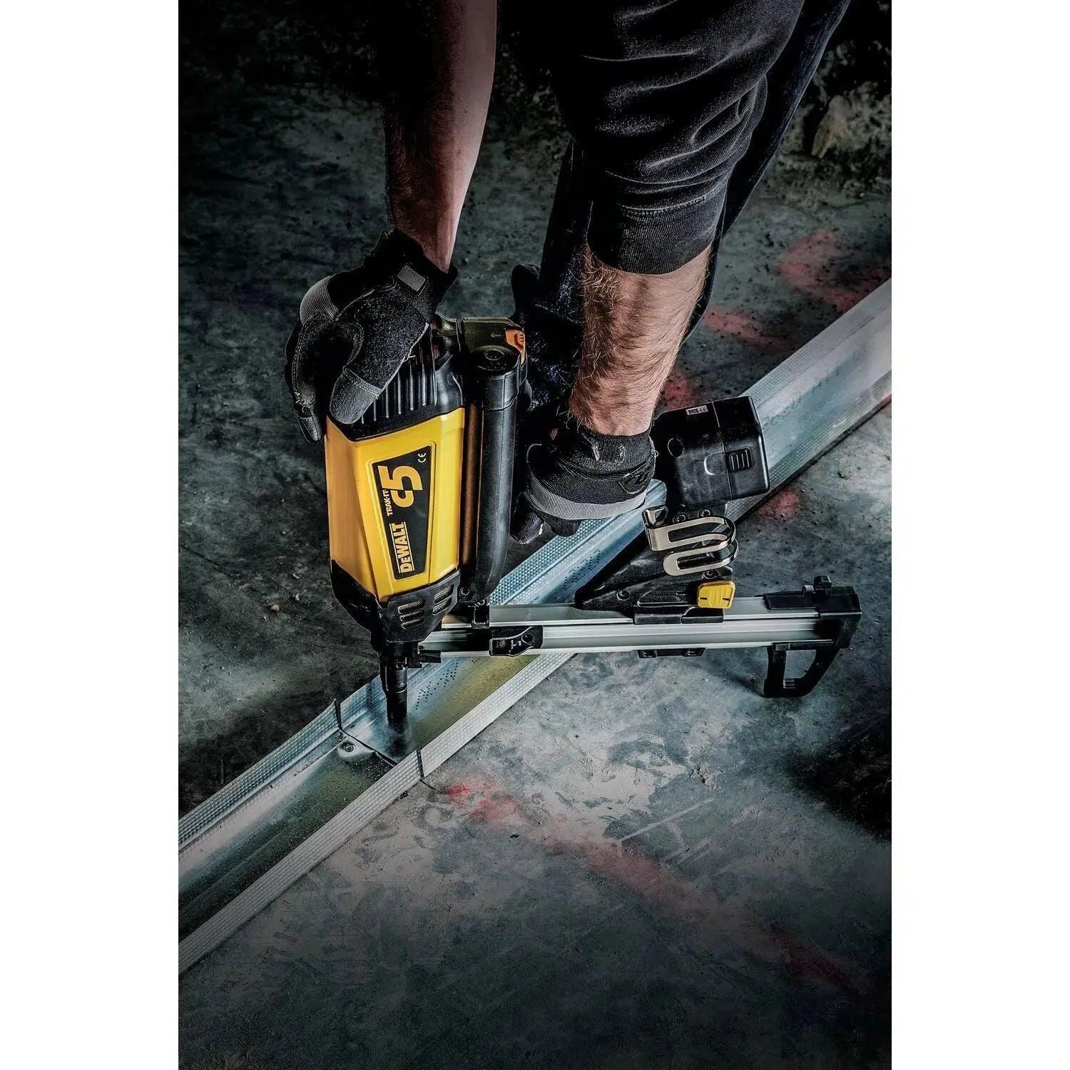 https://api.mastertools.nl/media/catalog/product/cache/4ac98b0d5e81b56bd000310ba88c60e0/d/e/dewalt-ddf5110500-c5-trak-it-kit-gasschiethamer-lang-magazijn-075352959436-mastertools_nl-2.jpg