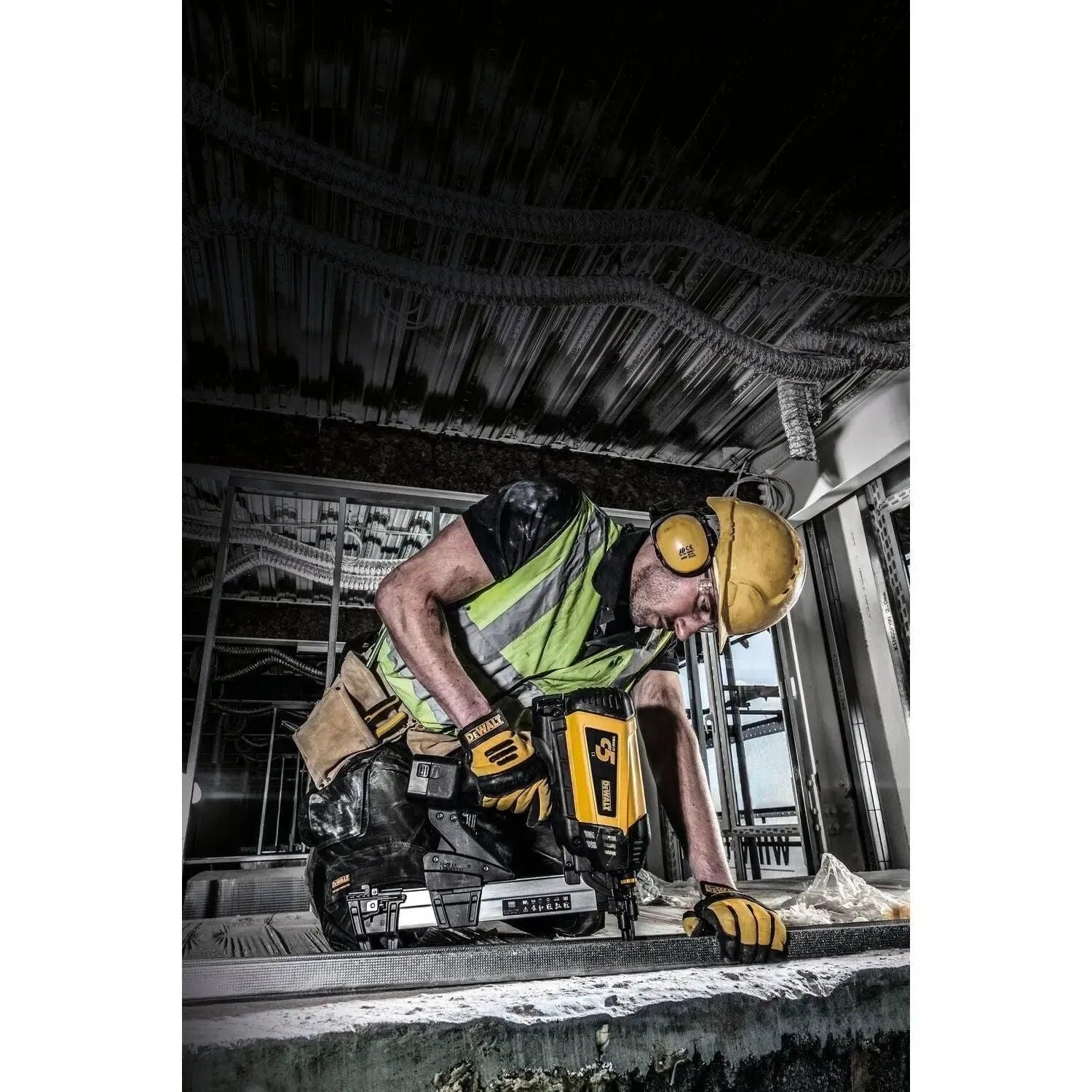 https://api.mastertools.nl/media/catalog/product/cache/4ac98b0d5e81b56bd000310ba88c60e0/d/e/dewalt-ddf5110500-c5-trak-it-kit-gasschiethamer-lang-magazijn-075352959436-mastertools_nl-3.jpg