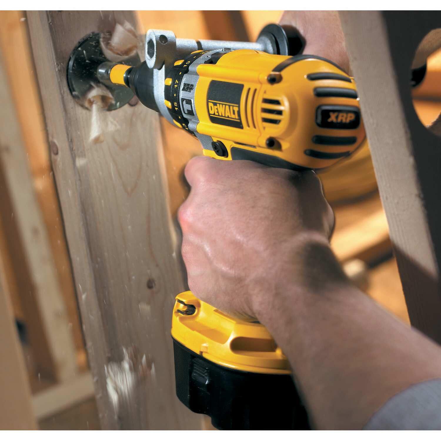 https://api.mastertools.nl/media/catalog/product/cache/4ac98b0d5e81b56bd000310ba88c60e0/d/e/dewalt-dt4576-cilinderkopboor-28mm-5035048072011-mastertools_nl-4.jpg