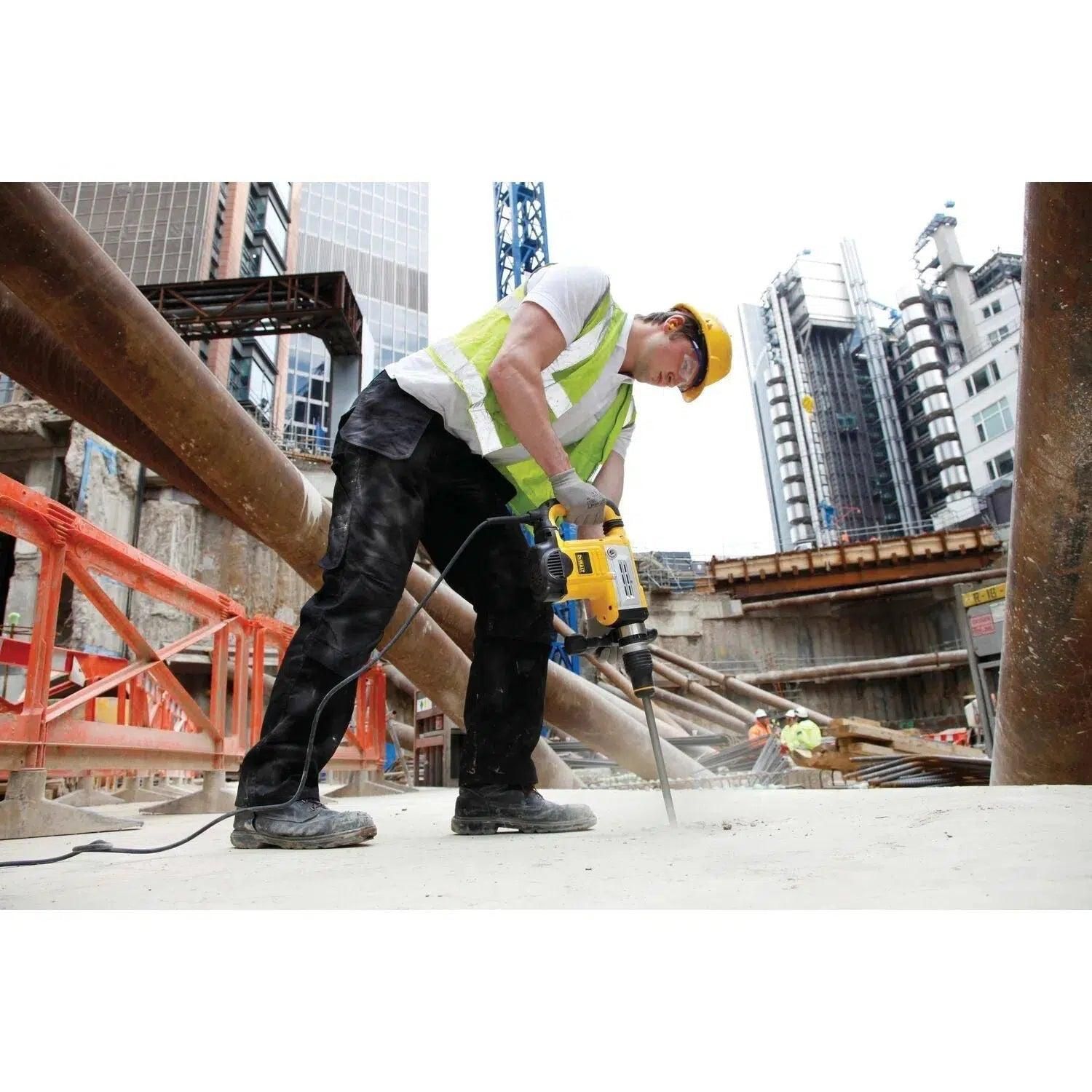https://api.mastertools.nl/media/catalog/product/cache/4ac98b0d5e81b56bd000310ba88c60e0/d/e/dewalt-dt6824-platte-beitel-sds-max-50x360mm-5011402378128-mastertools_nl-3.jpg