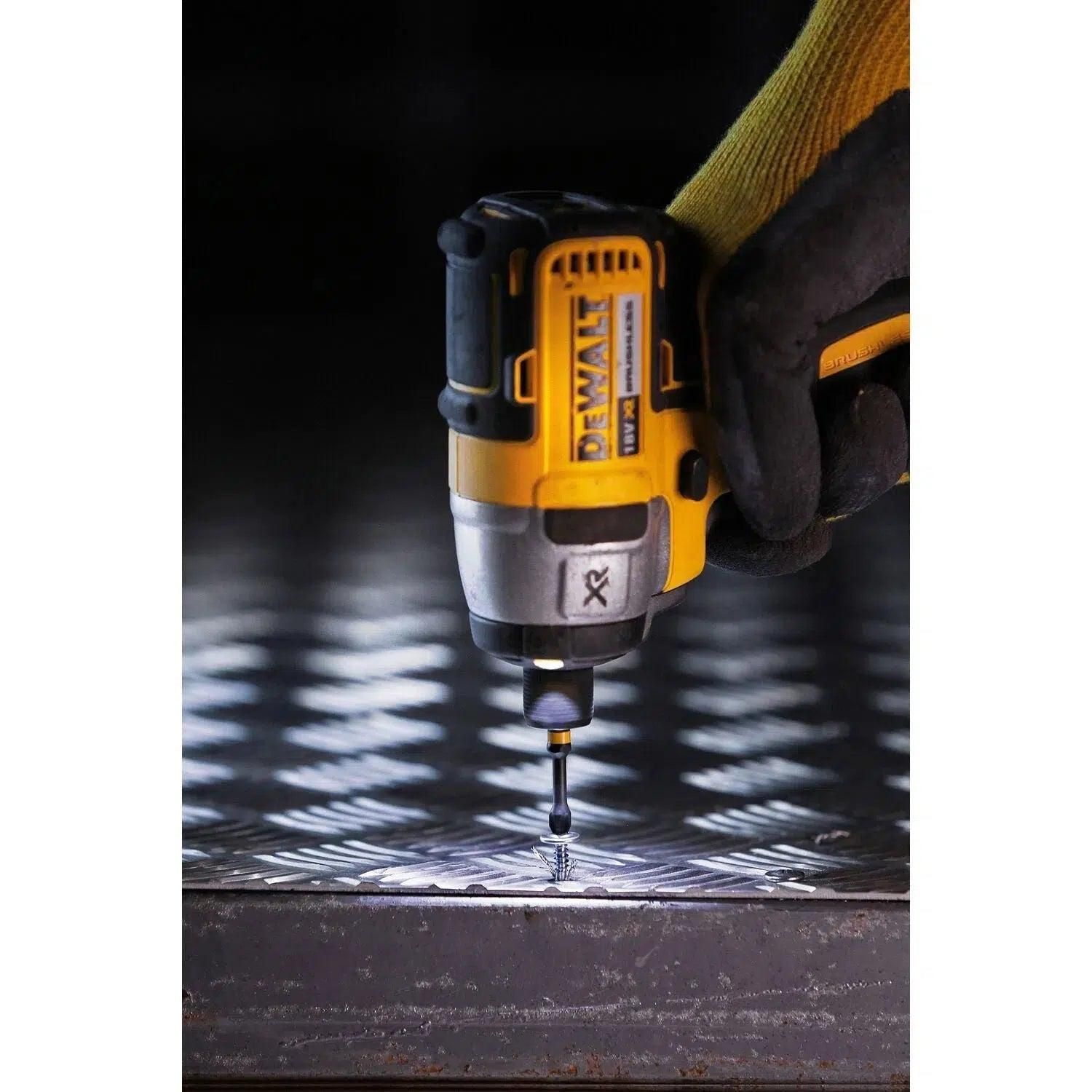 https://api.mastertools.nl/media/catalog/product/cache/4ac98b0d5e81b56bd000310ba88c60e0/d/e/dewalt-dt7998t-extreme-impact-torsion-schroefbits-ph2-50mm-5-stuks-5035048089477-mastertools_nl-2.jpg