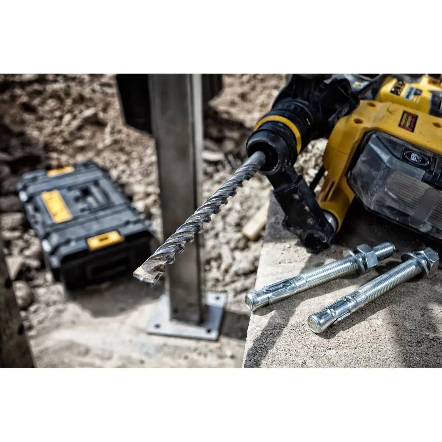 https://api.mastertools.nl/media/catalog/product/cache/4ac98b0d5e81b56bd000310ba88c60e0/d/e/dewalt-dt9529-boor-sds-extreme-2tm-8x160mm-5035048055045-mastertools_nl-7.jpg