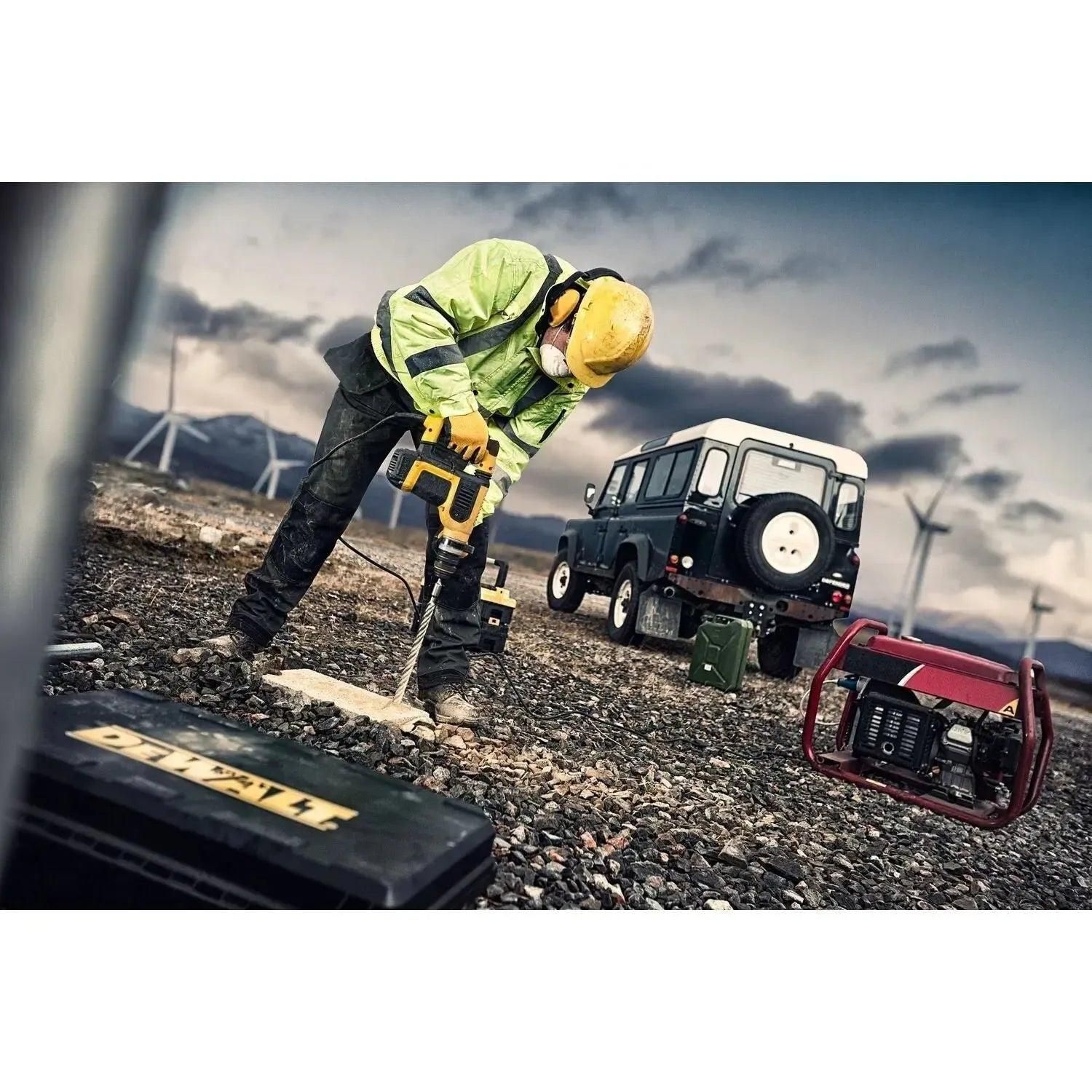 https://api.mastertools.nl/media/catalog/product/cache/4ac98b0d5e81b56bd000310ba88c60e0/d/e/dewalt-dt9683-boor-sds-4-snijder-18x450mm-5035048066164-mastertools_nl-3.jpg
