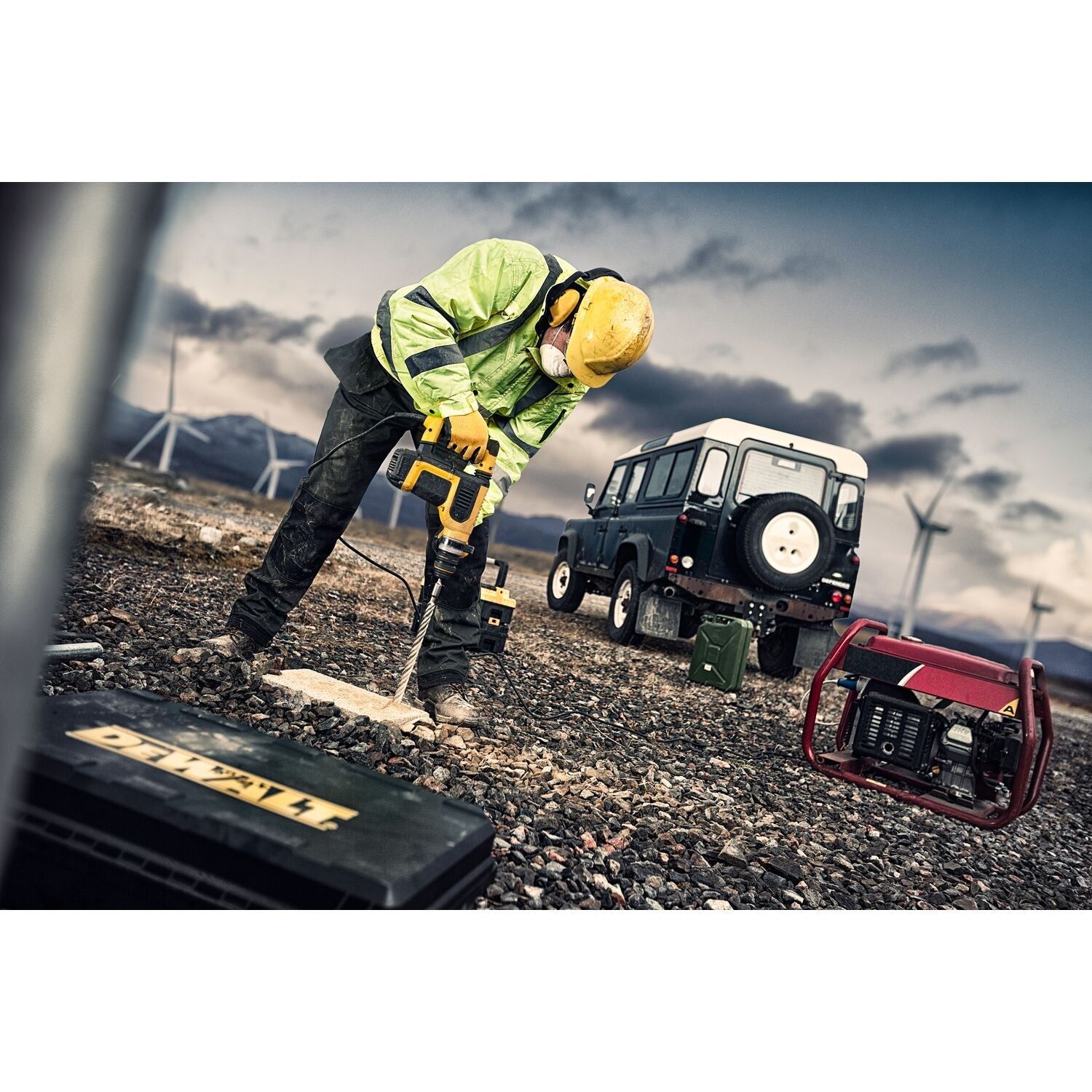 https://api.mastertools.nl/media/catalog/product/cache/4ac98b0d5e81b56bd000310ba88c60e0/d/e/dewalt-dt9690-boor-sds-4-snijder-25x250mm-5035048066232-mastertools_nl-2.jpg