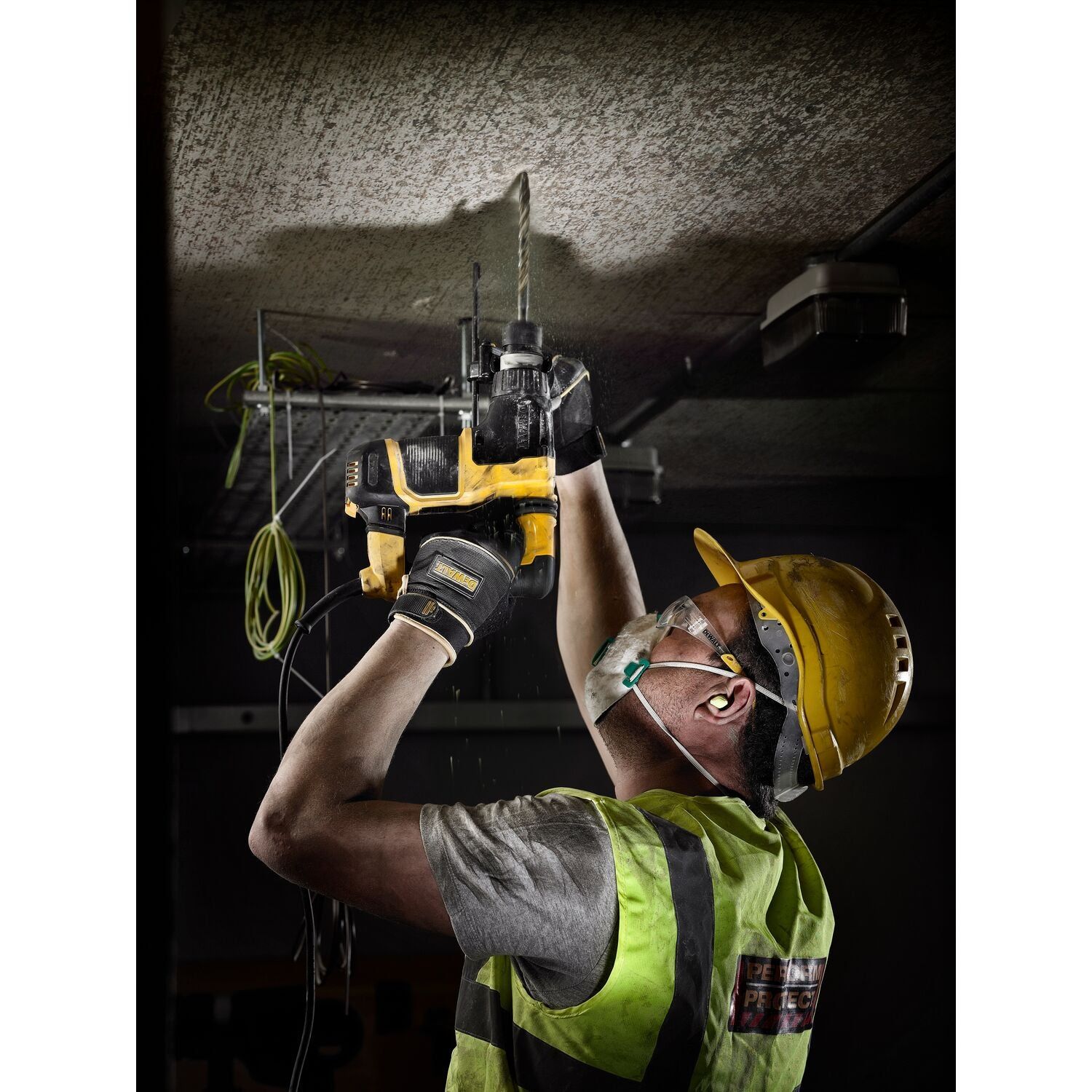 https://api.mastertools.nl/media/catalog/product/cache/4ac98b0d5e81b56bd000310ba88c60e0/d/e/dewalt-dt9818-boor-sds-extreme-2tm-6x210mm-ve10-5035048056134-mastertools_nl-7.jpg