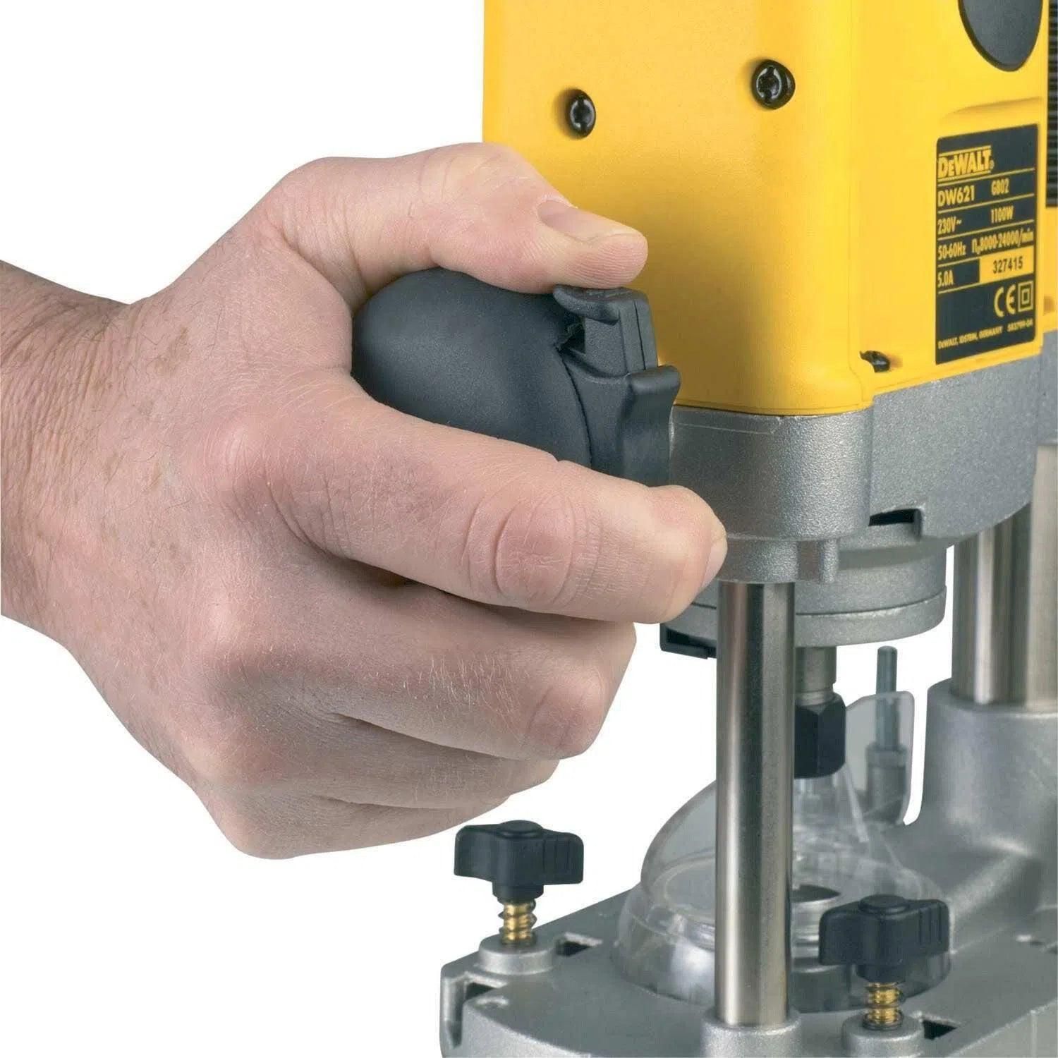 https://api.mastertools.nl/media/catalog/product/cache/4ac98b0d5e81b56bd000310ba88c60e0/d/e/dewalt-dw621kt-bovenfrees-in-tstak-5035048559741-mastertools_nl-8.jpg