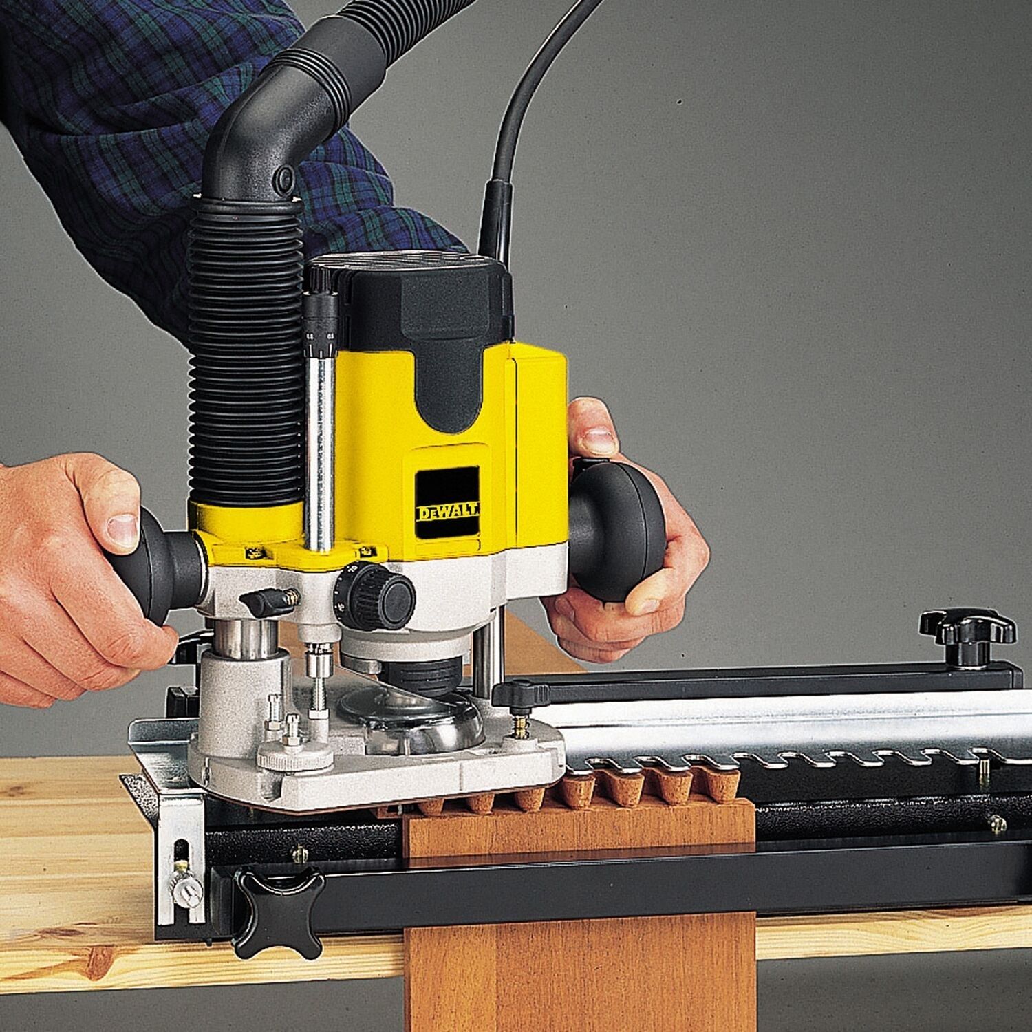 https://api.mastertools.nl/media/catalog/product/cache/4ac98b0d5e81b56bd000310ba88c60e0/d/e/dewalt-dw622kt-invalfrees-1400w-in-tstak-koffer-5035048559772-mastertools_nl-3.jpg