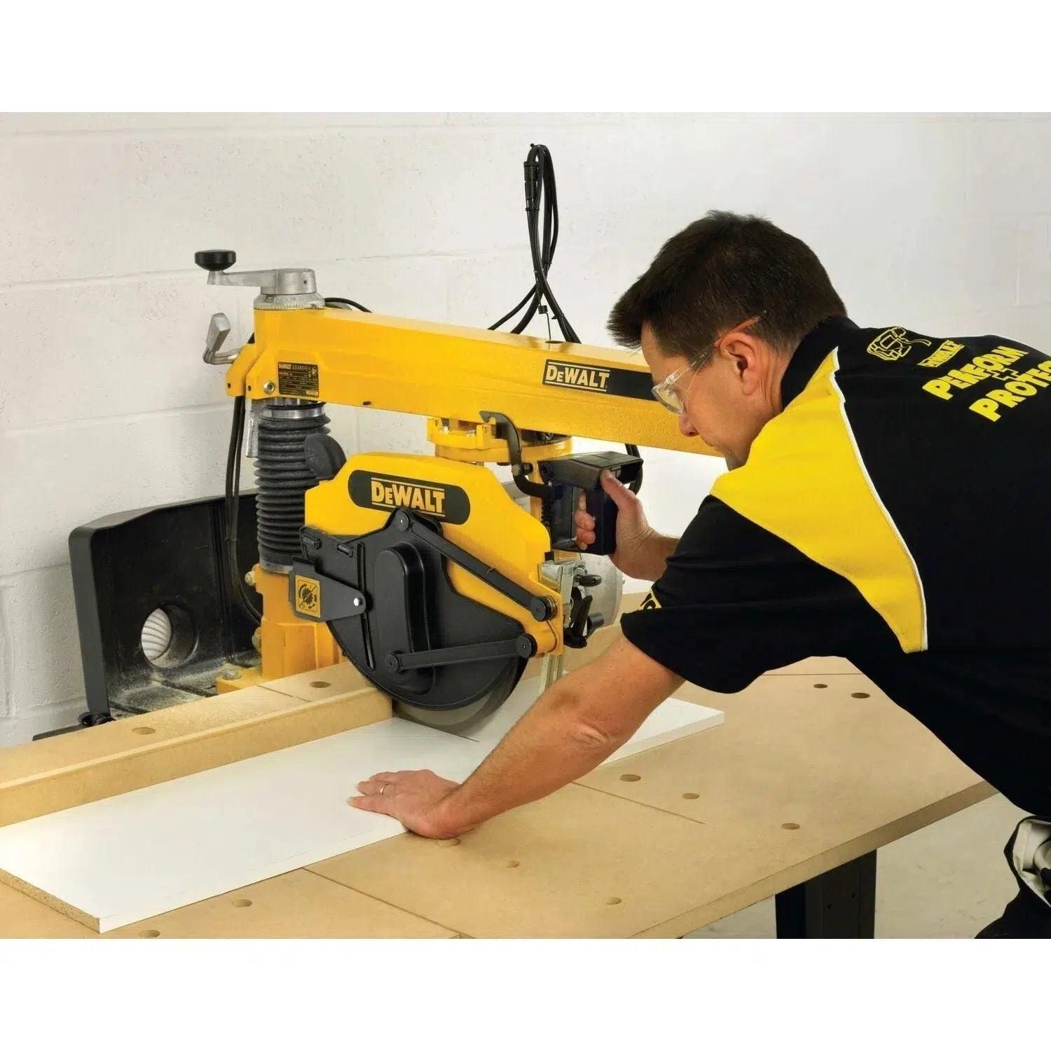 https://api.mastertools.nl/media/catalog/product/cache/4ac98b0d5e81b56bd000310ba88c60e0/d/e/dewalt-dw729kn-radiaalzaagmachine-4000w-5035048290804-mastertools_nl-2.jpg