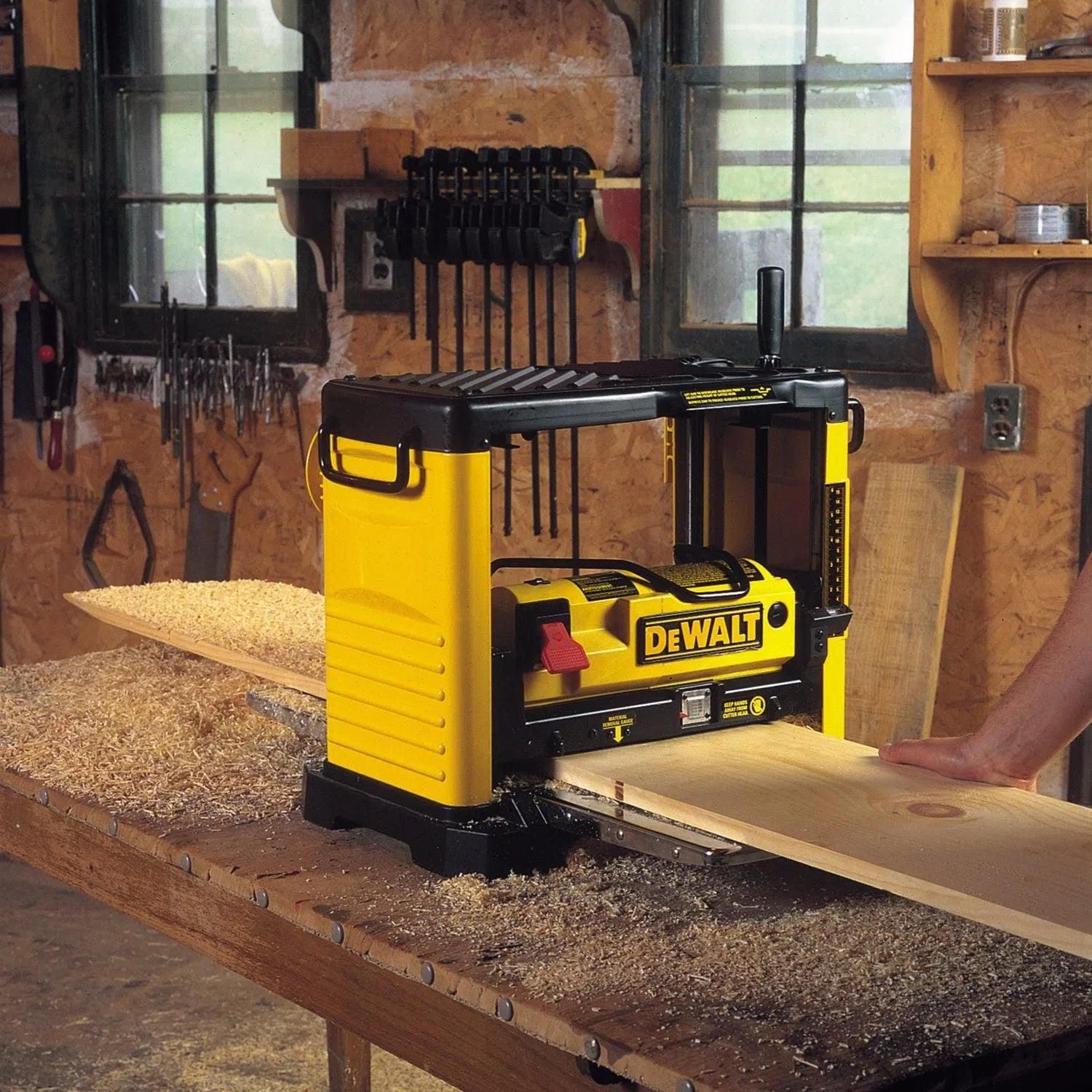 https://api.mastertools.nl/media/catalog/product/cache/4ac98b0d5e81b56bd000310ba88c60e0/d/e/dewalt-dw733-vandiktebank-5011402272112-mastertools_nl-3.jpg