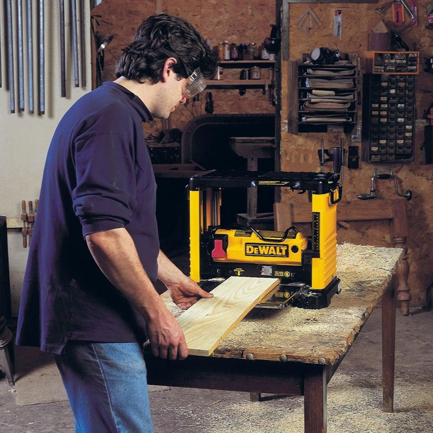 https://api.mastertools.nl/media/catalog/product/cache/4ac98b0d5e81b56bd000310ba88c60e0/d/e/dewalt-dw733-vandiktebank-5011402272112-mastertools_nl-4.jpg