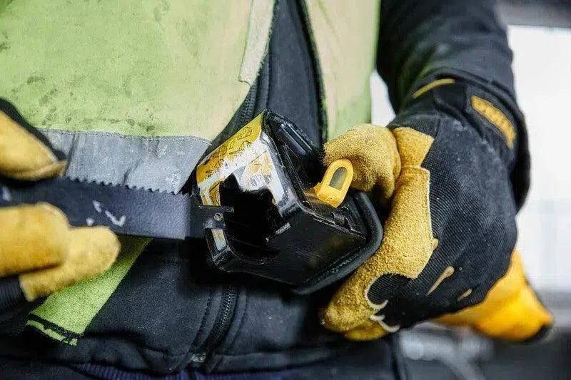 https://api.mastertools.nl/media/catalog/product/cache/4ac98b0d5e81b56bd000310ba88c60e0/d/e/dewalt-dwe305pk-reciprozaag-5035048554258-mastertools_nl-3.jpg