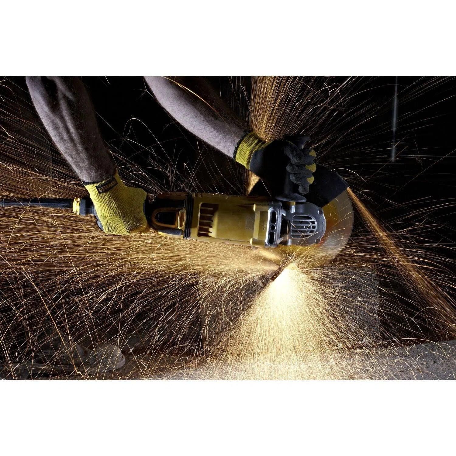 https://api.mastertools.nl/media/catalog/product/cache/4ac98b0d5e81b56bd000310ba88c60e0/d/e/dewalt-dwe4559-haakse-slijper-230mm-2400w-5035048394922-mastertools_nl-3.jpg