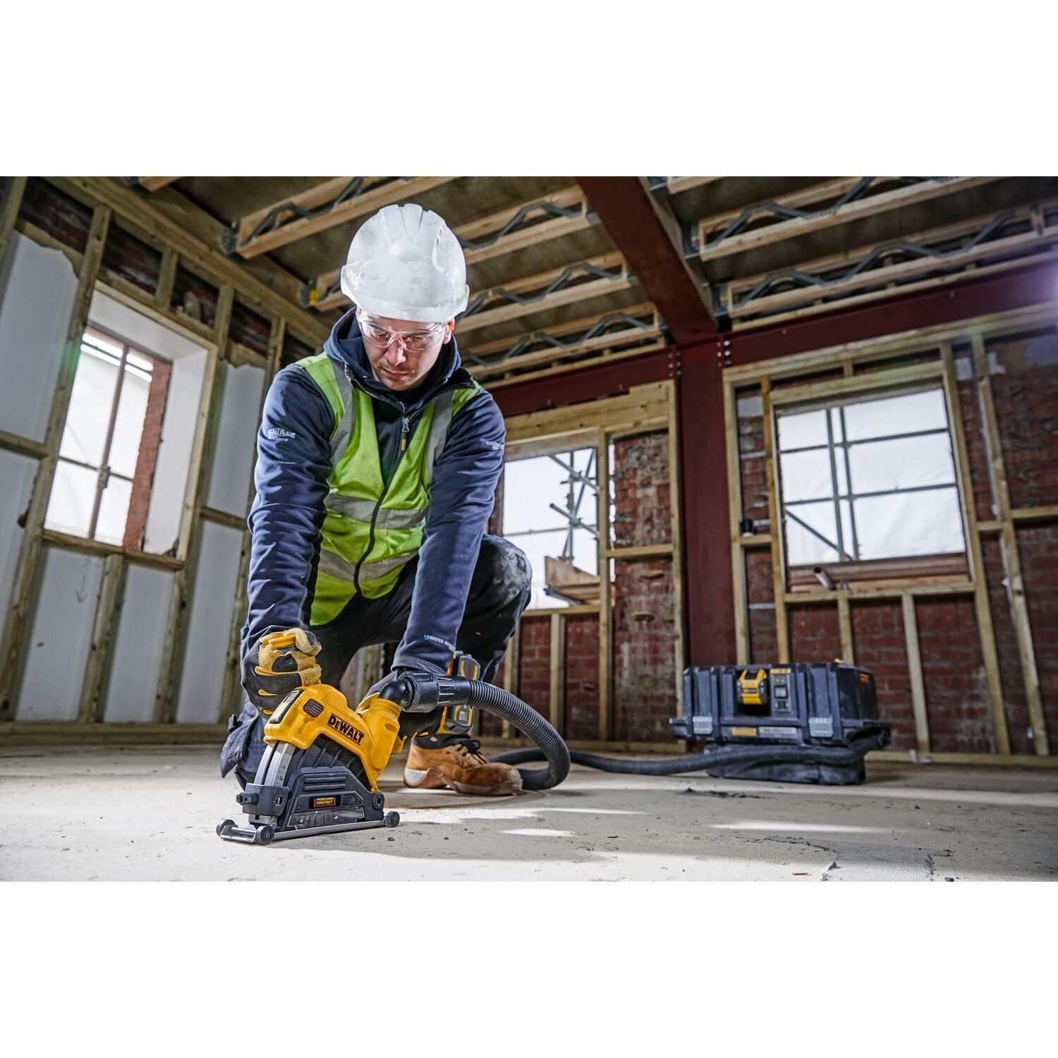 https://api.mastertools.nl/media/catalog/product/cache/4ac98b0d5e81b56bd000310ba88c60e0/d/e/dewalt-dwe46225-slijperkap-stofafzuiging-125mm-5035048716113-mastertools_nl-8.jpg