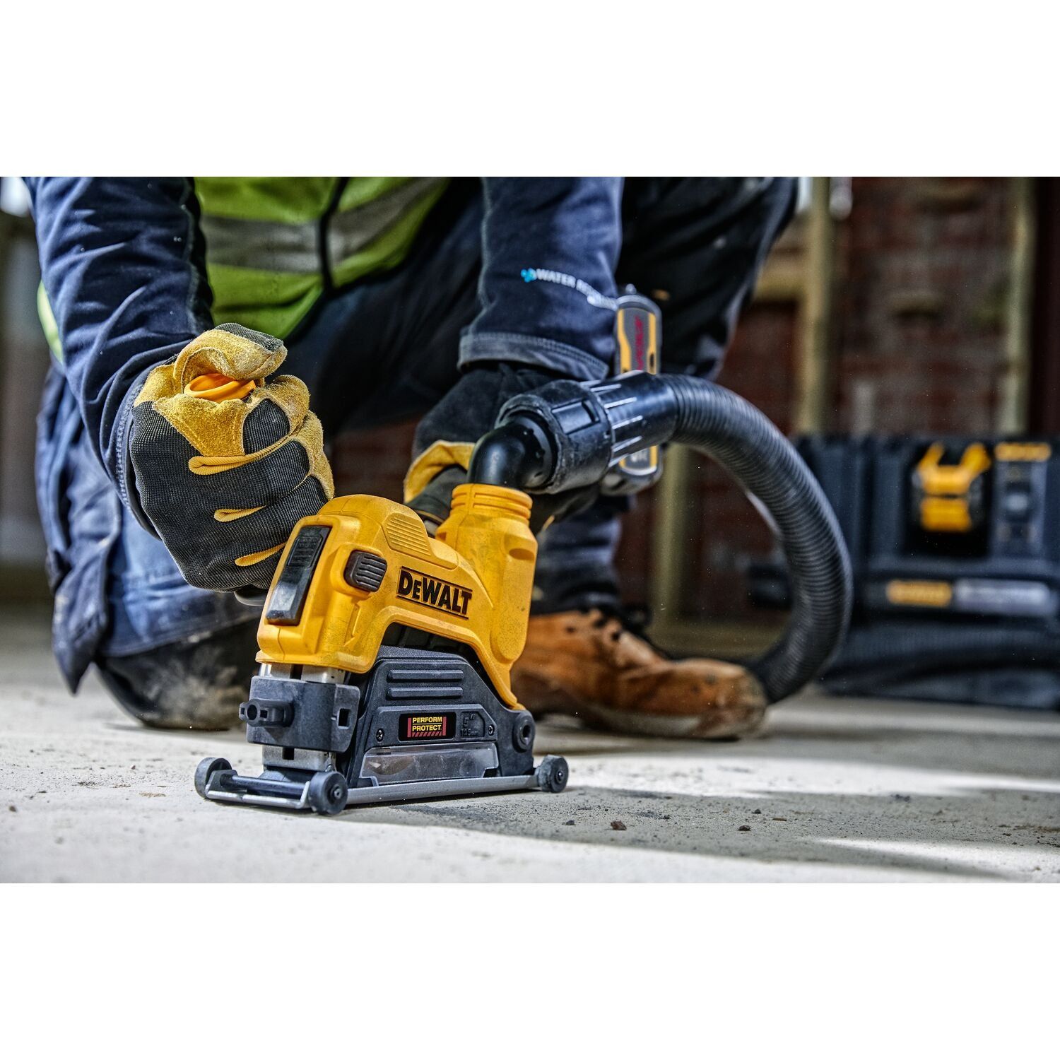 https://api.mastertools.nl/media/catalog/product/cache/4ac98b0d5e81b56bd000310ba88c60e0/d/e/dewalt-dwe46225-slijperkap-stofafzuiging-125mm-5035048716113-mastertools_nl-9.jpg