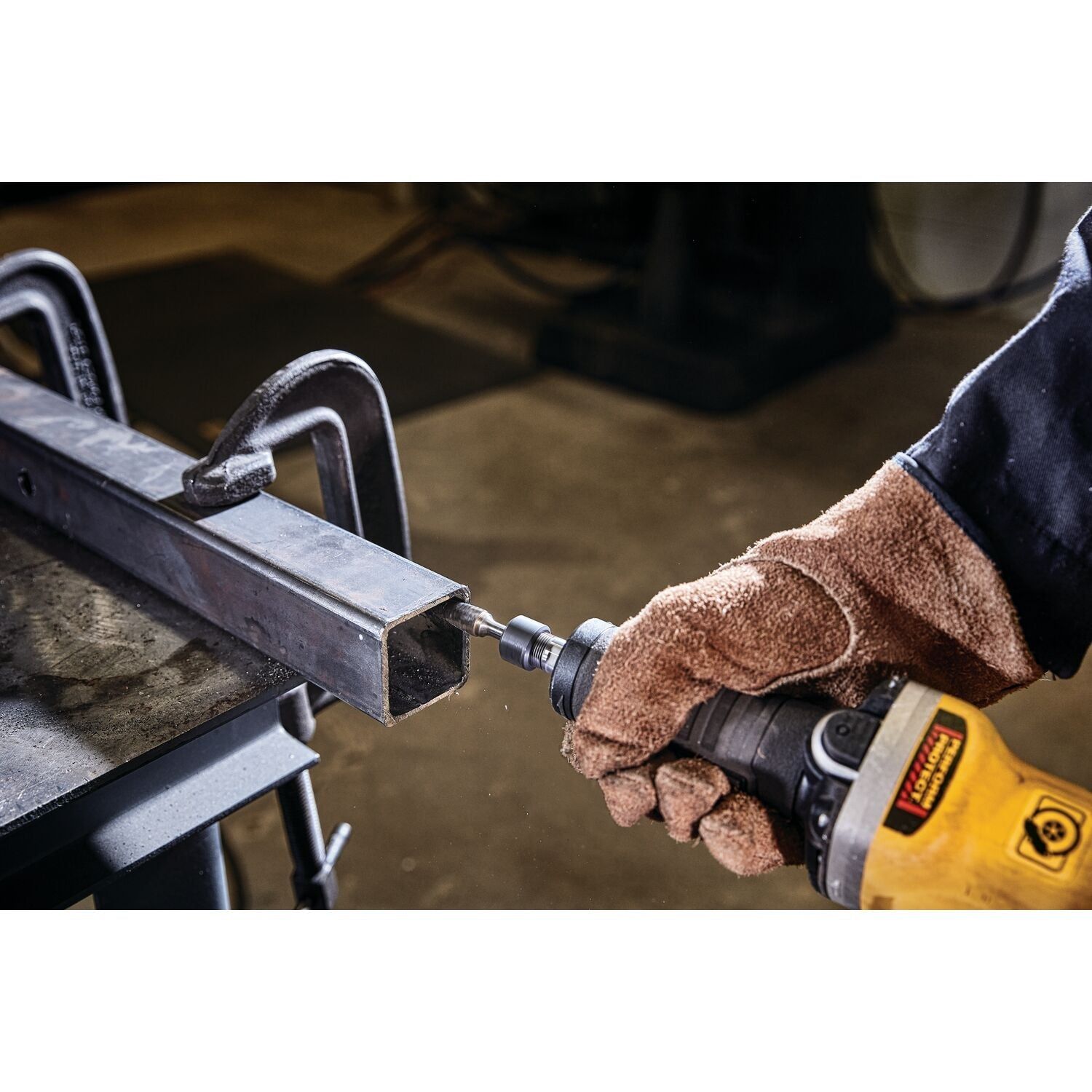 https://api.mastertools.nl/media/catalog/product/cache/4ac98b0d5e81b56bd000310ba88c60e0/d/e/dewalt-dwe4997-stiftslijper-brushless-1300w-5035048722749-mastertools_nl-9.jpg