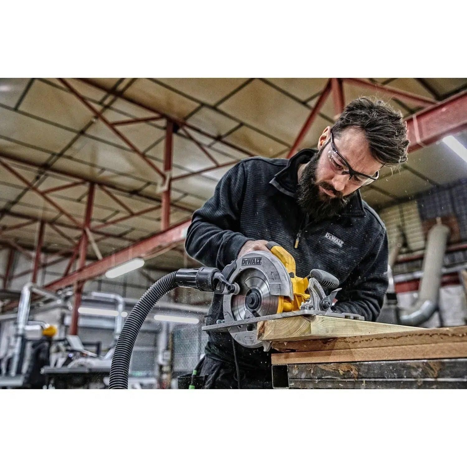 https://api.mastertools.nl/media/catalog/product/cache/4ac98b0d5e81b56bd000310ba88c60e0/d/e/dewalt-dwe576k-cirkelzaag-1600w-in-koffer-dws5022-geleiderail-1500mm-5035048377581-mastertools_nl-4.jpg