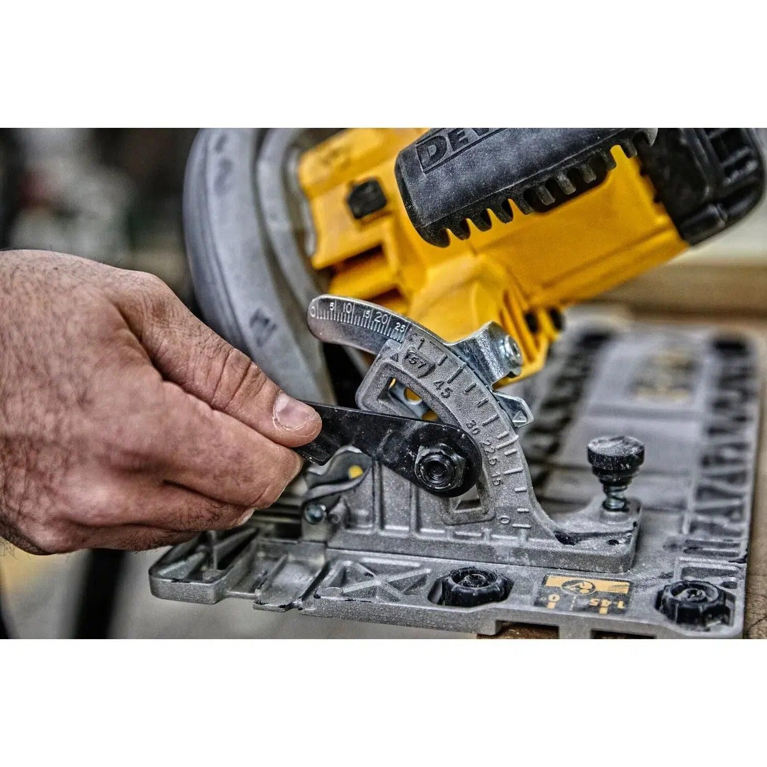 https://api.mastertools.nl/media/catalog/product/cache/4ac98b0d5e81b56bd000310ba88c60e0/d/e/dewalt-dwe576k-cirkelzaag-1600w-in-koffer-dws5022-geleiderail-1500mm-5035048377581-mastertools_nl-5.jpg
