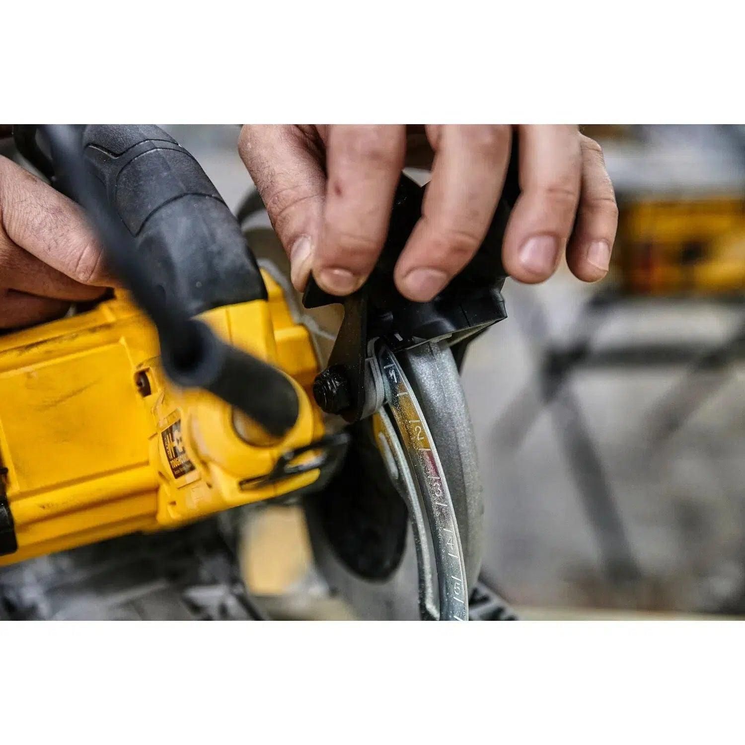 https://api.mastertools.nl/media/catalog/product/cache/4ac98b0d5e81b56bd000310ba88c60e0/d/e/dewalt-dwe576k-cirkelzaag-1600w-in-koffer-dws5022-geleiderail-1500mm-5035048377581-mastertools_nl-6.jpg