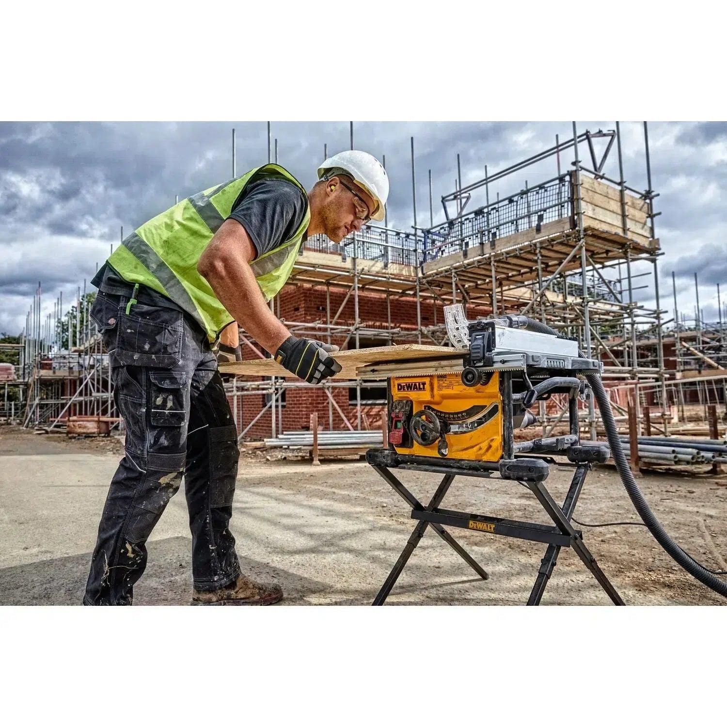 https://api.mastertools.nl/media/catalog/product/cache/4ac98b0d5e81b56bd000310ba88c60e0/d/e/dewalt-dwe7485-zaagtafel-5035048723371-mastertools_nl-3.jpg