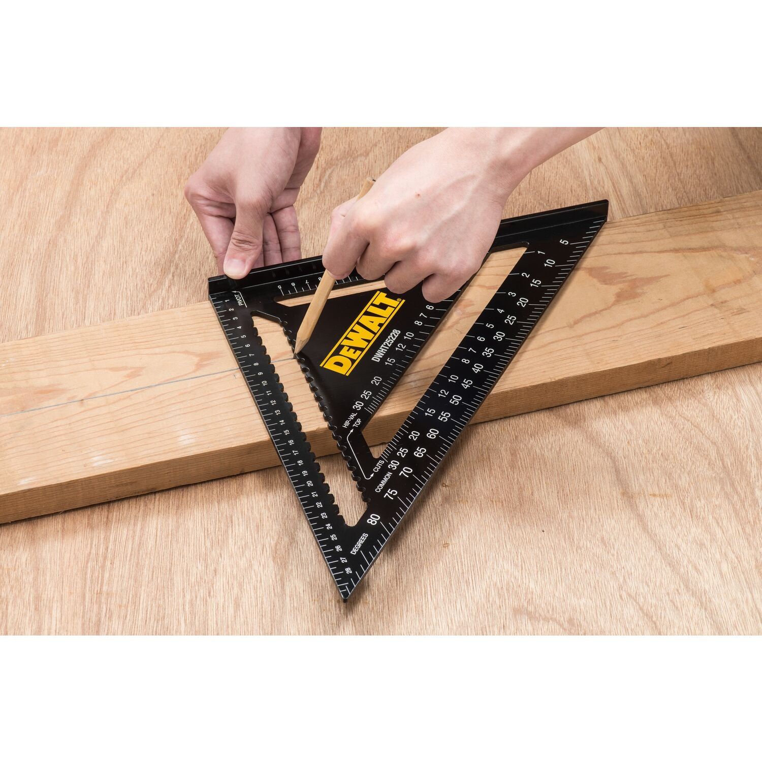 https://api.mastertools.nl/media/catalog/product/cache/4ac98b0d5e81b56bd000310ba88c60e0/d/e/dewalt-dwht25228-0-multi-bouwdriehoek-30cm-3253560252281-mastertools_nl-2.jpg