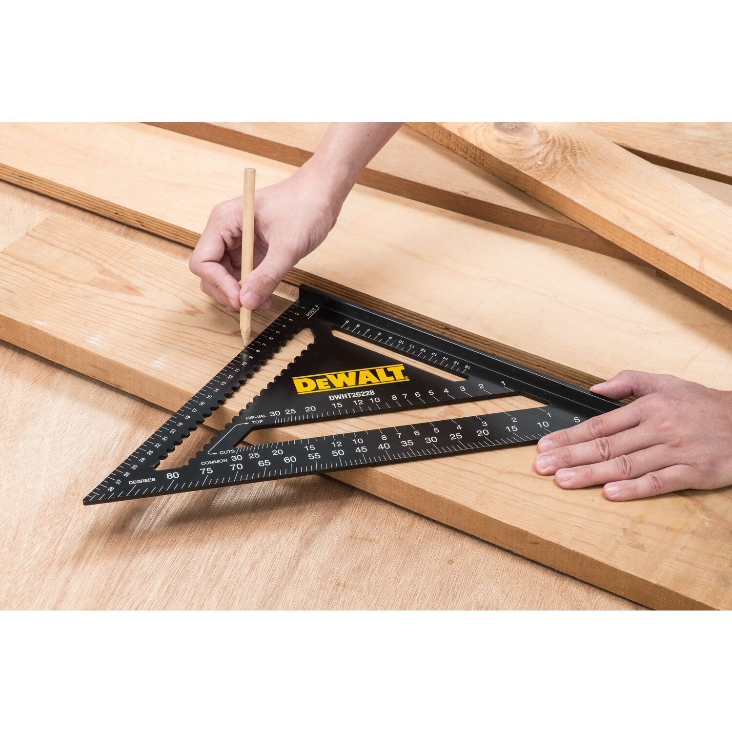 https://api.mastertools.nl/media/catalog/product/cache/4ac98b0d5e81b56bd000310ba88c60e0/d/e/dewalt-dwht25228-0-multi-bouwdriehoek-30cm-3253560252281-mastertools_nl-3.jpg