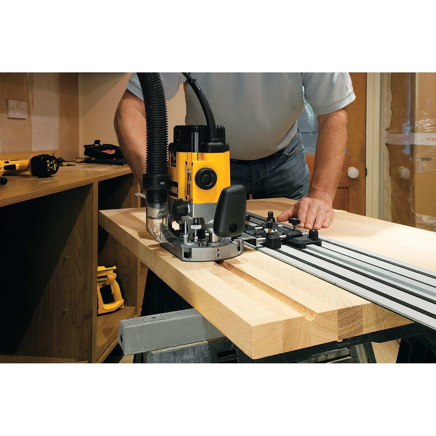 https://api.mastertools.nl/media/catalog/product/cache/4ac98b0d5e81b56bd000310ba88c60e0/d/e/dewalt-dws5031-bovenfreeshulpstuk-geleiderail-5035048199329-mastertools_nl-2.jpg