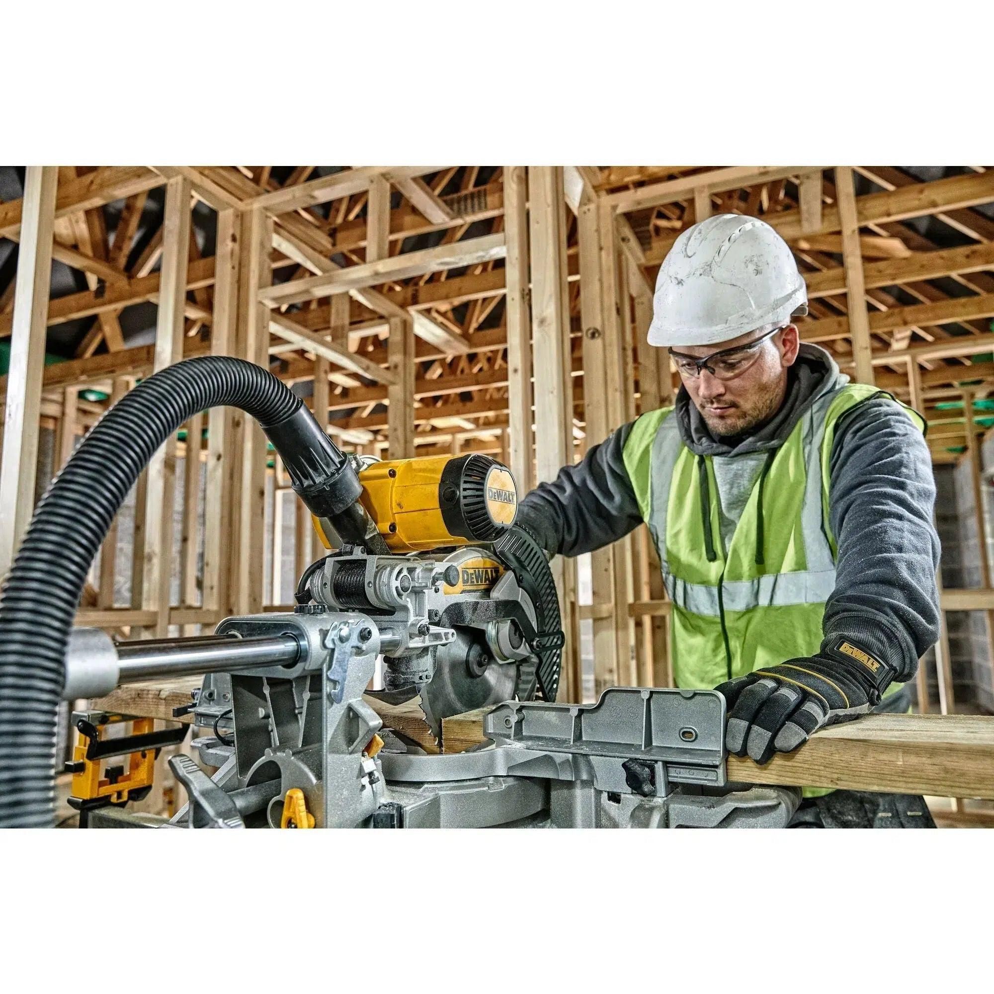 https://api.mastertools.nl/media/catalog/product/cache/4ac98b0d5e81b56bd000310ba88c60e0/d/e/dewalt-dws727-afkortzaag-met-xps-5035048707159-mastertools_nl-5.jpg