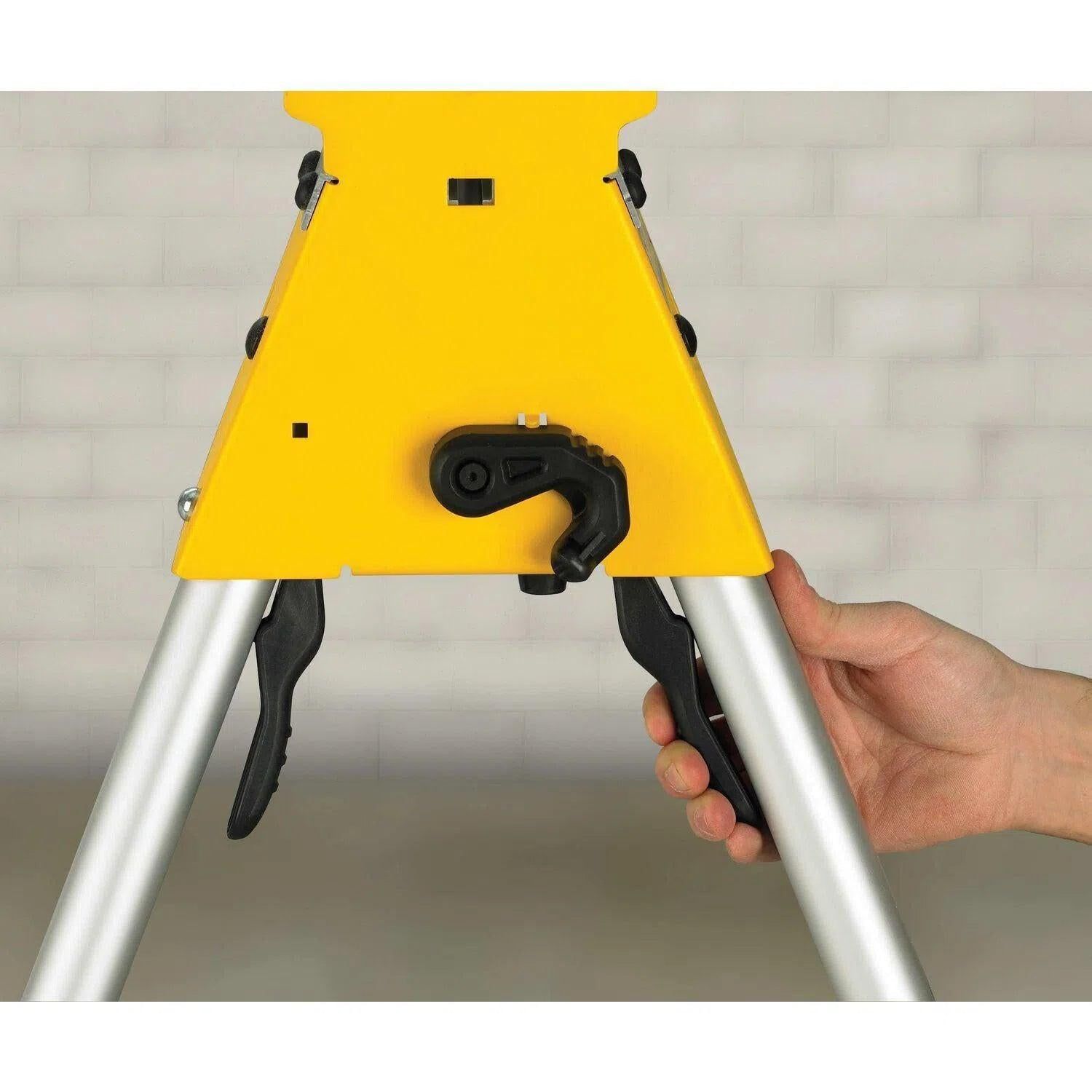 https://api.mastertools.nl/media/catalog/product/cache/4ac98b0d5e81b56bd000310ba88c60e0/d/e/dewalt-dws777set-afkortzaag-de7033-onderstel-5035048352052-mastertools_nl-7.jpg