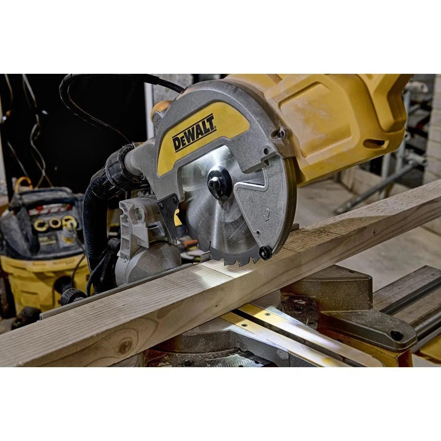 https://api.mastertools.nl/media/catalog/product/cache/4ac98b0d5e81b56bd000310ba88c60e0/d/e/dewalt-dws777set-afkortzaag-de7033-onderstel-5035048352052-mastertools_nl-9.jpg
