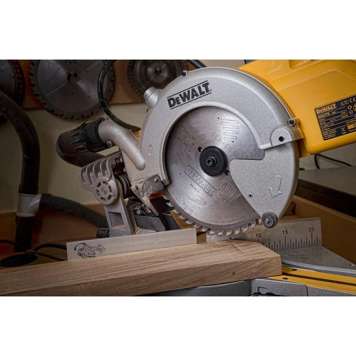 https://api.mastertools.nl/media/catalog/product/cache/4ac98b0d5e81b56bd000310ba88c60e0/d/e/dewalt-dws778-afkortzaag-de7023-onderstel-5035048448373-mastertools_nl-11.jpg