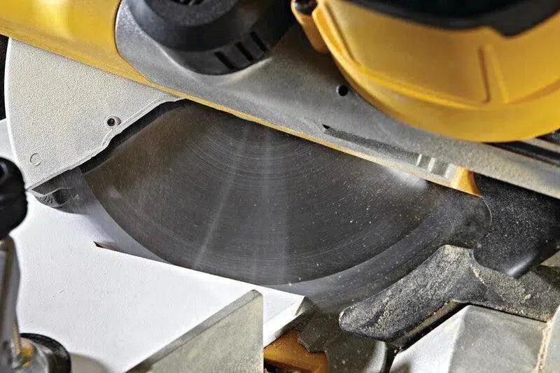https://api.mastertools.nl/media/catalog/product/cache/4ac98b0d5e81b56bd000310ba88c60e0/d/e/dewalt-dws778-afkortzaag-met-xps-5035048399606-mastertools_nl-8.jpg