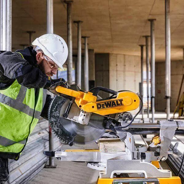 https://api.mastertools.nl/media/catalog/product/cache/4ac98b0d5e81b56bd000310ba88c60e0/d/e/dewalt-dws780-afkortzaag-met-xps-5035048332344-mastertools_nl-7.jpg