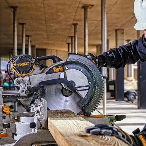 https://api.mastertools.nl/media/catalog/product/cache/4ac98b0d5e81b56bd000310ba88c60e0/d/e/dewalt-dws780-afkortzaag-met-xps-de7023-onderstel-5035048426104-mastertools_nl-9.jpg