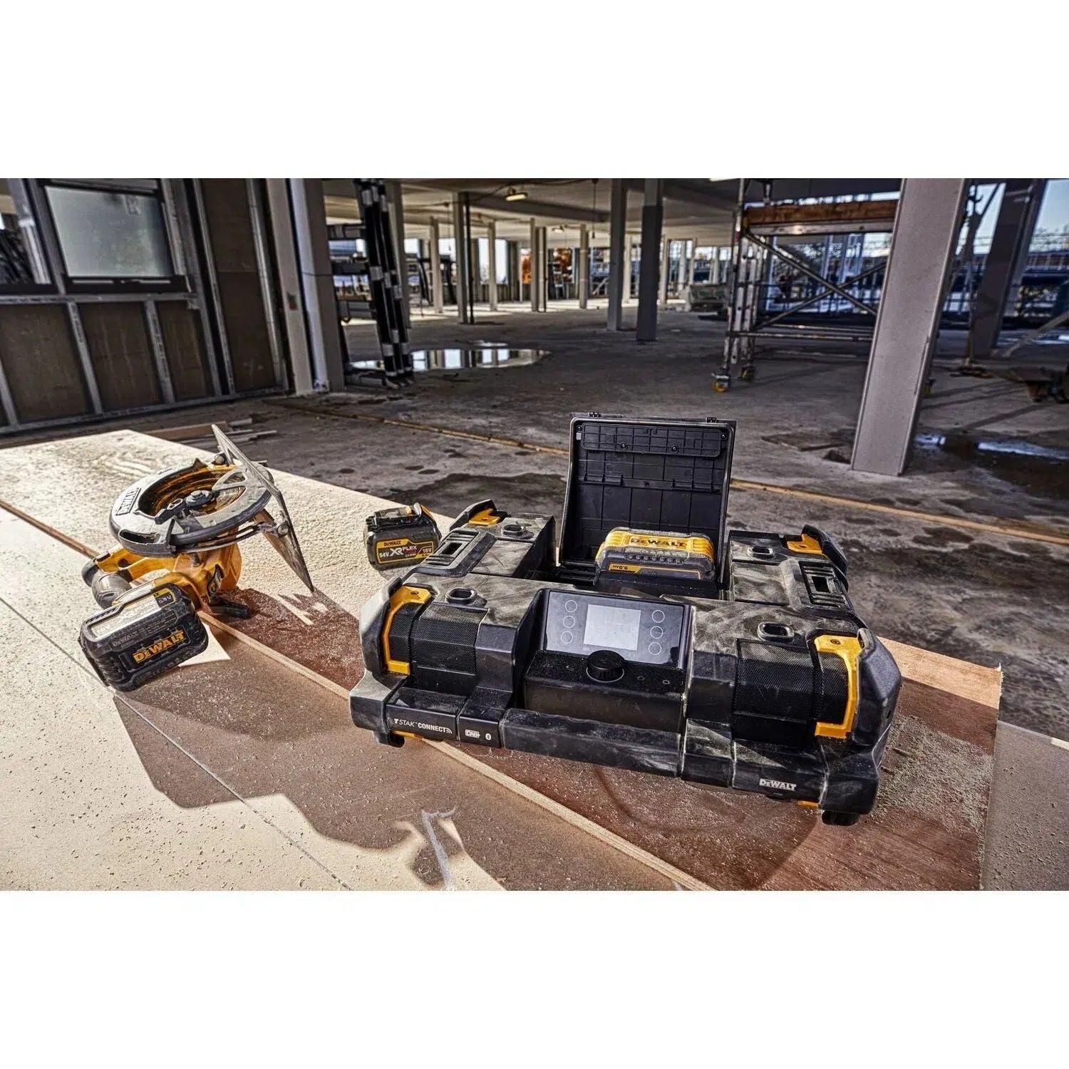https://api.mastertools.nl/media/catalog/product/cache/4ac98b0d5e81b56bd000310ba88c60e0/d/e/dewalt-dwst1-81078-radio-18v-xr-dabfmbluetooth-tstak-3253561810787-mastertools_nl-17.jpg