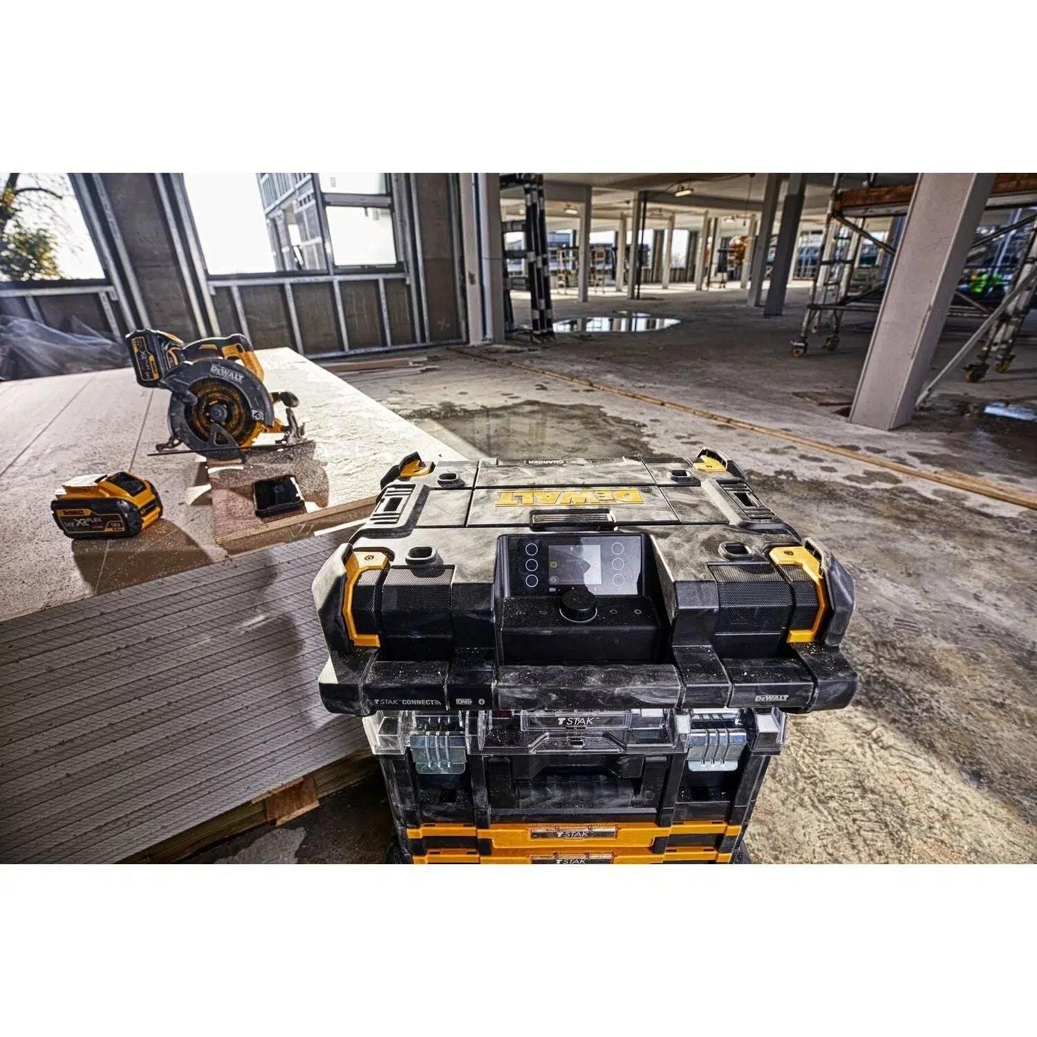 https://api.mastertools.nl/media/catalog/product/cache/4ac98b0d5e81b56bd000310ba88c60e0/d/e/dewalt-dwst1-81078-radio-18v-xr-dabfmbluetooth-tstak-3253561810787-mastertools_nl-18.jpg
