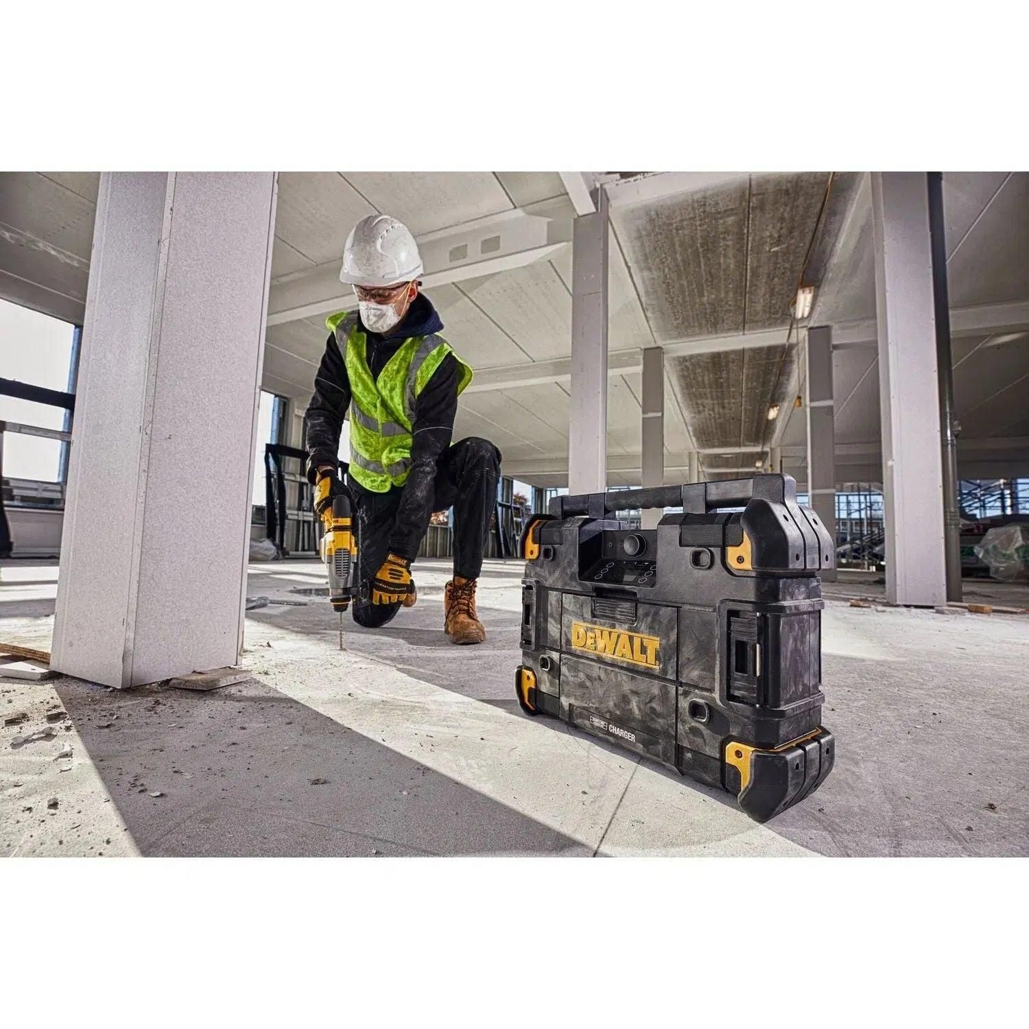 https://api.mastertools.nl/media/catalog/product/cache/4ac98b0d5e81b56bd000310ba88c60e0/d/e/dewalt-dwst1-81078-radio-18v-xr-dabfmbluetooth-tstak-3253561810787-mastertools_nl-20.jpg