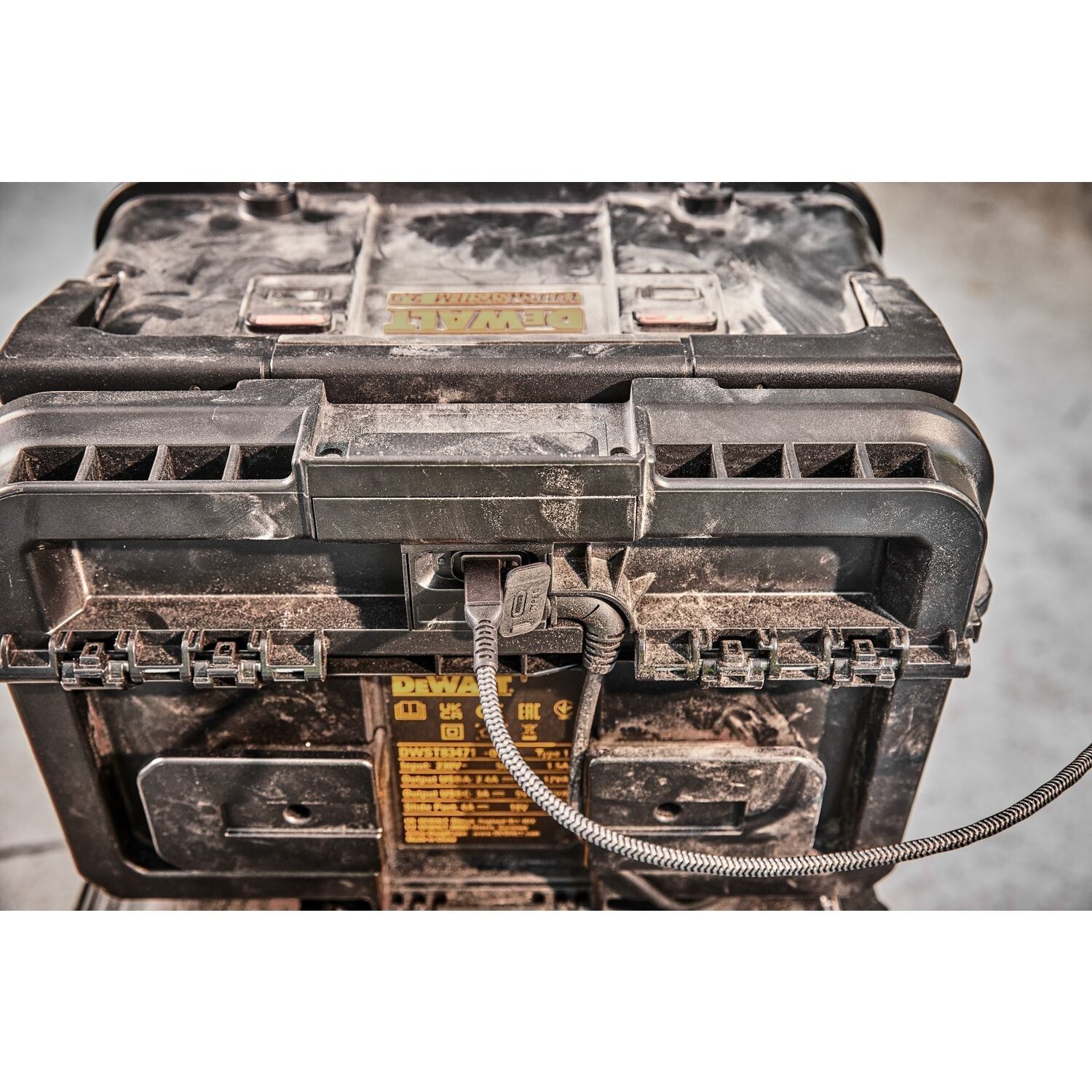 https://api.mastertools.nl/media/catalog/product/cache/4ac98b0d5e81b56bd000310ba88c60e0/d/e/dewalt-dwst83471-toughsystem-2_0-kofferacculader-3253561834714-mastertools_nl-13.jpg