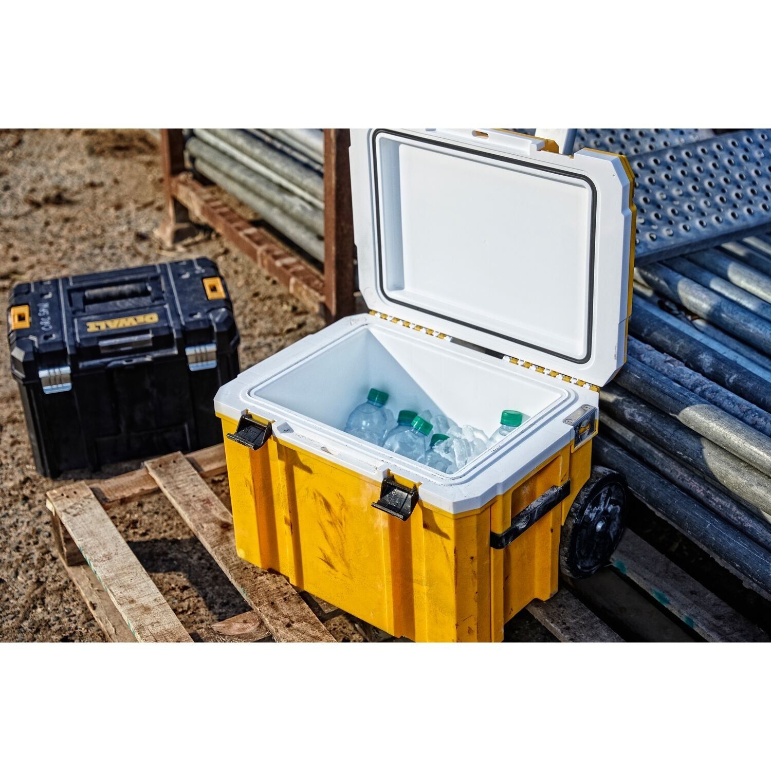 https://api.mastertools.nl/media/catalog/product/cache/4ac98b0d5e81b56bd000310ba88c60e0/d/e/dewalt-tstak-koelbox-wagen-ip54-dwst83281-1-3253561832819-mastertools_nl-6.jpg