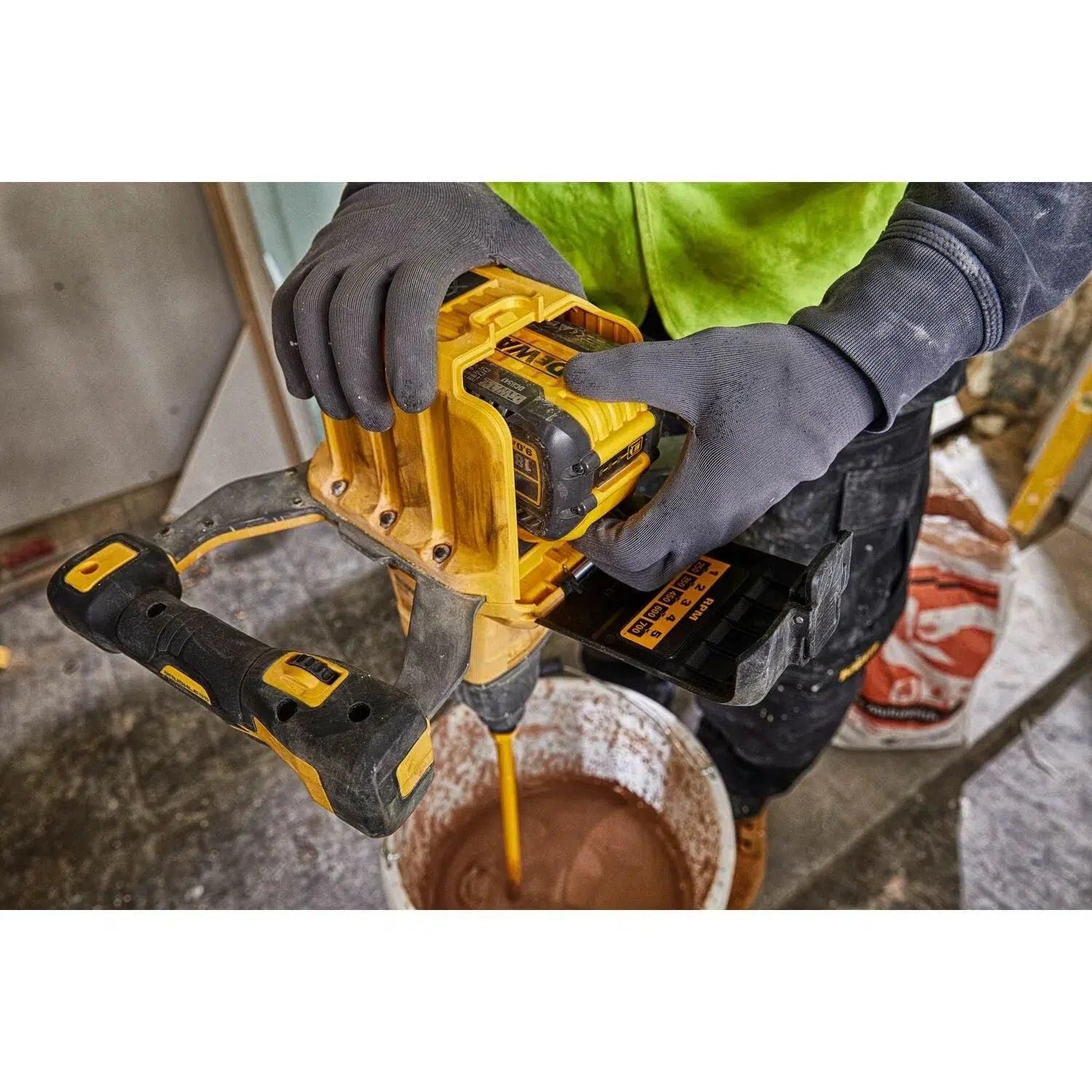 https://api.mastertools.nl/media/catalog/product/cache/4ac98b0d5e81b56bd000310ba88c60e0/e/c/ecomm_medium-dcd240x2_a6.jpg
