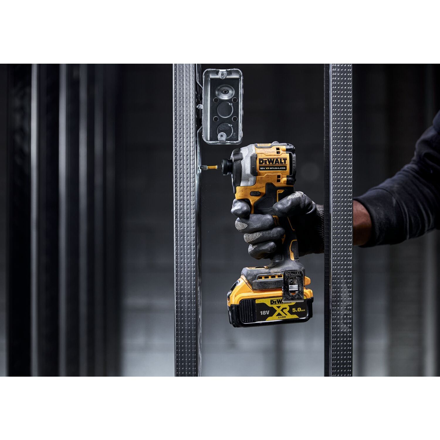 https://api.mastertools.nl/media/catalog/product/cache/4ac98b0d5e81b56bd000310ba88c60e0/e/c/ecomm_medium-dcf850n_a3.jpg