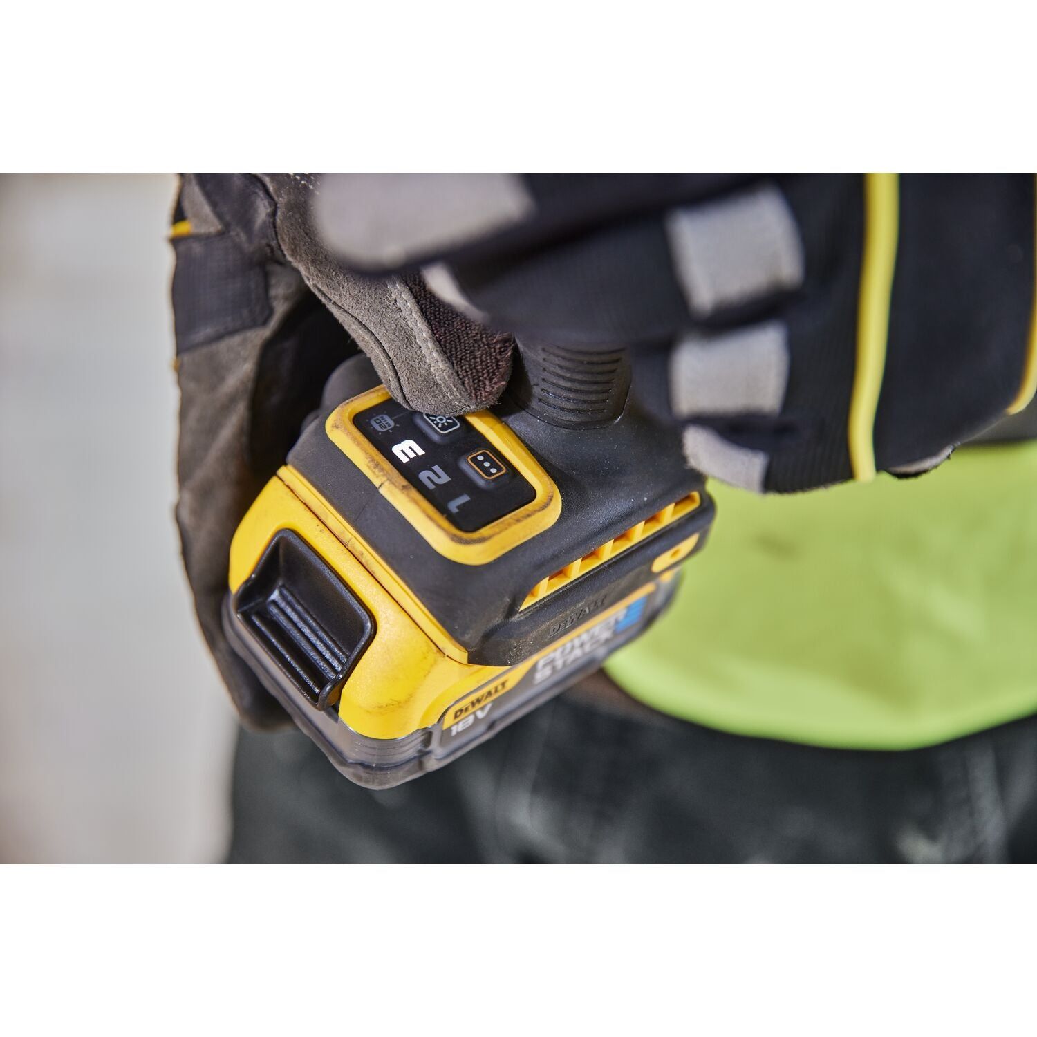 https://api.mastertools.nl/media/catalog/product/cache/4ac98b0d5e81b56bd000310ba88c60e0/e/c/ecomm_medium-dcf860nt_f2.jpg