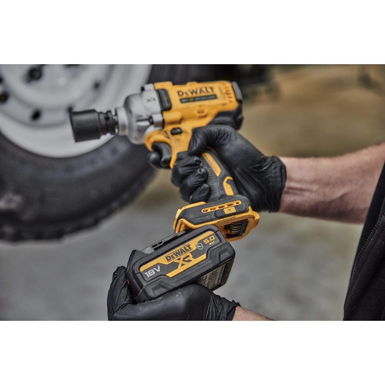 https://api.mastertools.nl/media/catalog/product/cache/4ac98b0d5e81b56bd000310ba88c60e0/e/c/ecomm_medium-dcf891n_a4.jpg