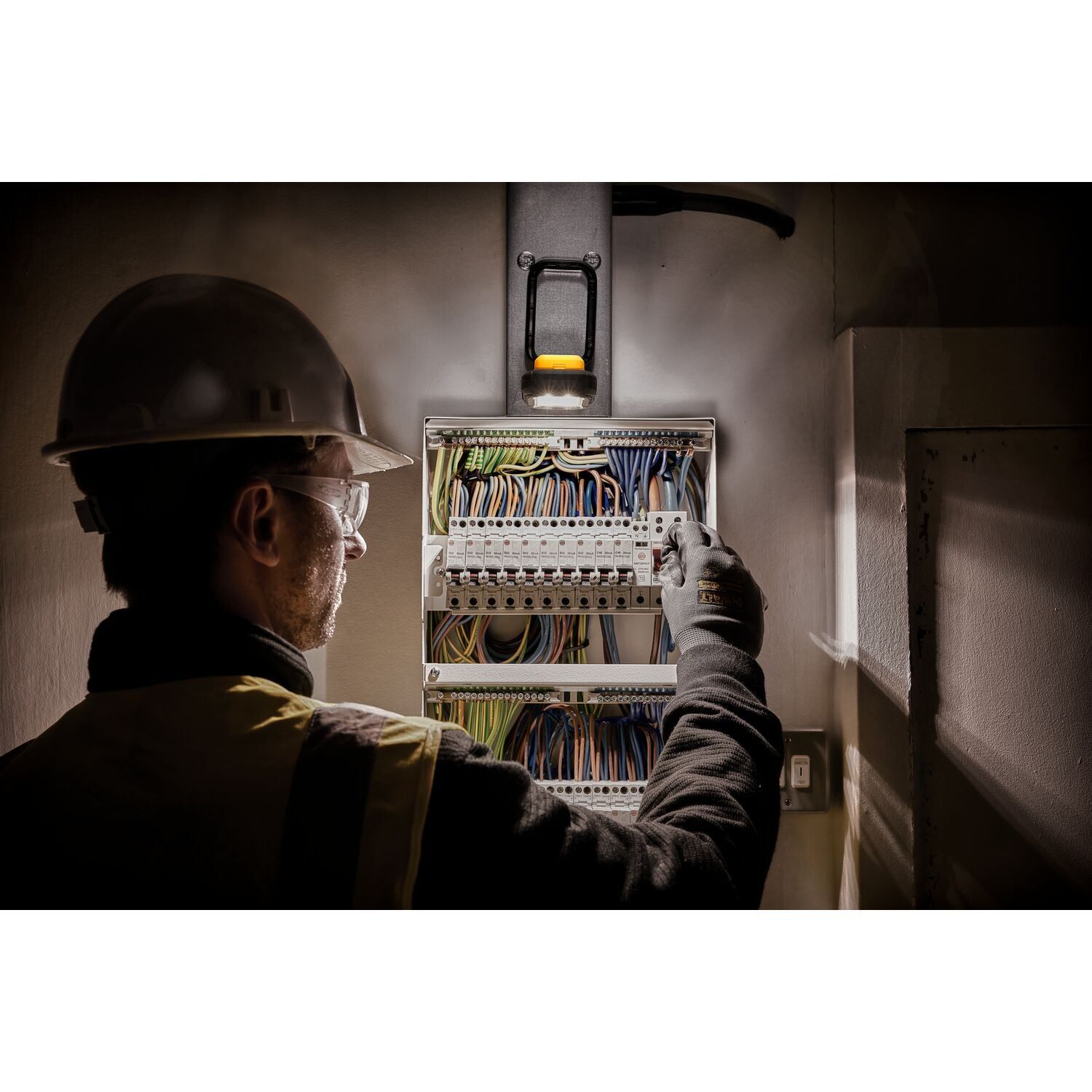 https://api.mastertools.nl/media/catalog/product/cache/4ac98b0d5e81b56bd000310ba88c60e0/e/c/ecomm_medium-dcl182_a5.jpg