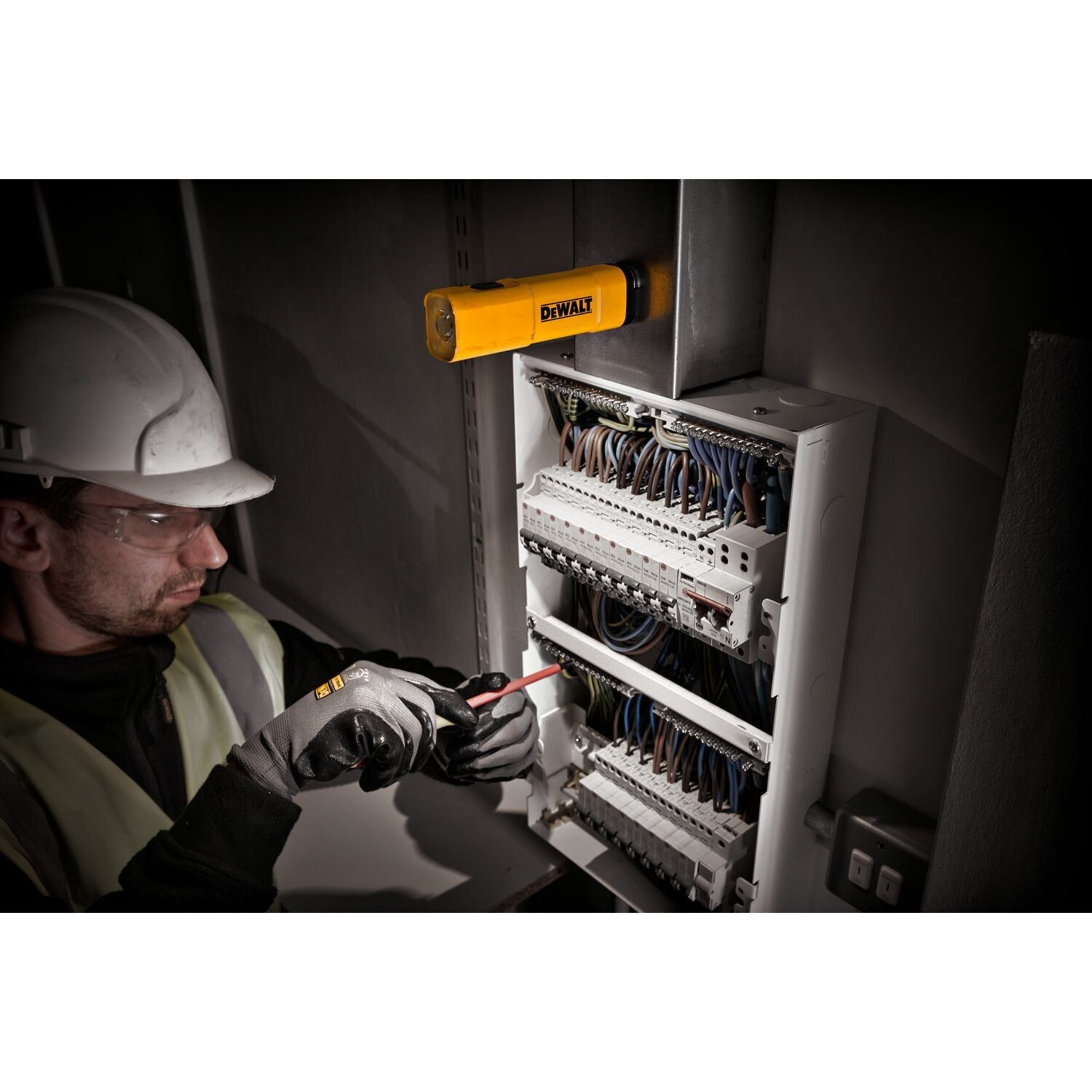 https://api.mastertools.nl/media/catalog/product/cache/4ac98b0d5e81b56bd000310ba88c60e0/e/c/ecomm_medium-dcl183_a8.jpg