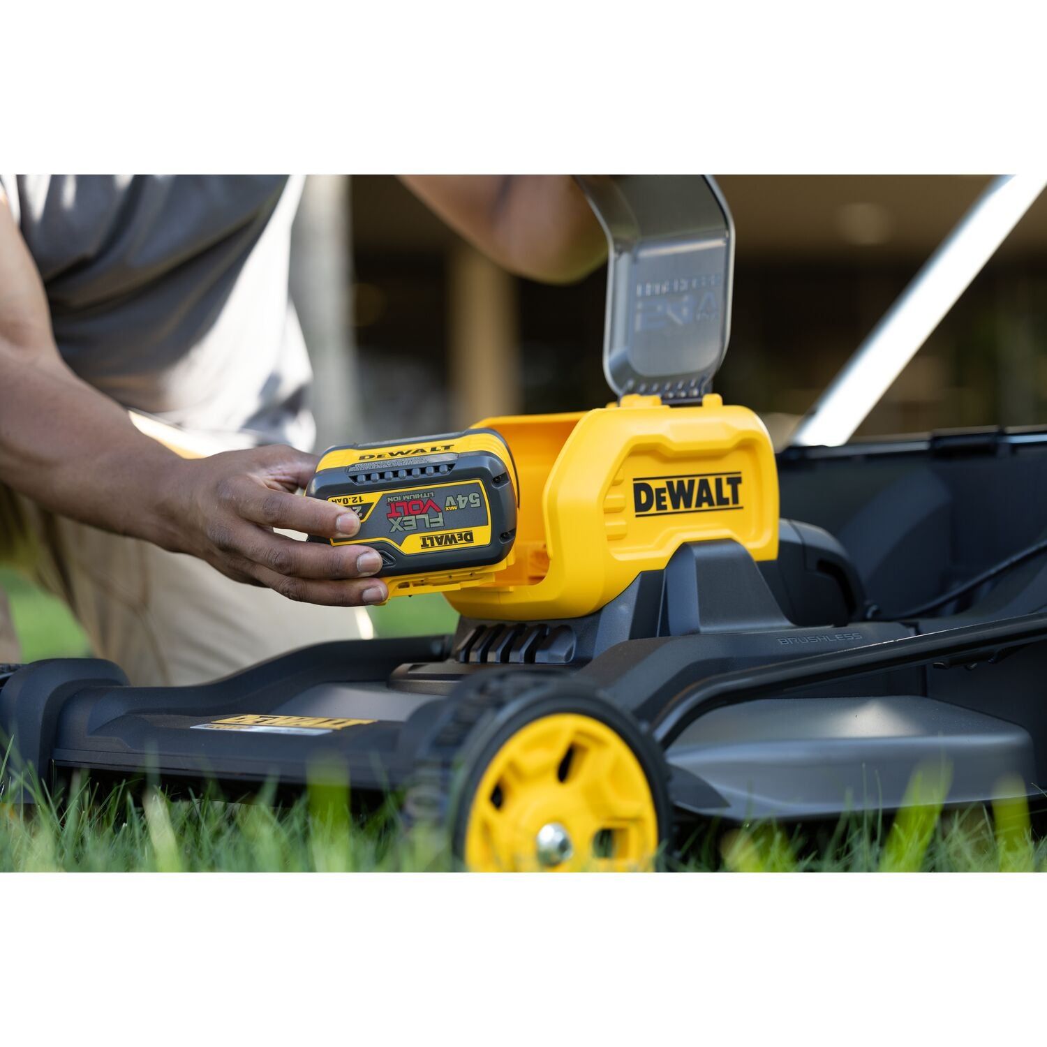 https://api.mastertools.nl/media/catalog/product/cache/4ac98b0d5e81b56bd000310ba88c60e0/e/c/ecomm_medium-dcmwsp550n_f3.jpg